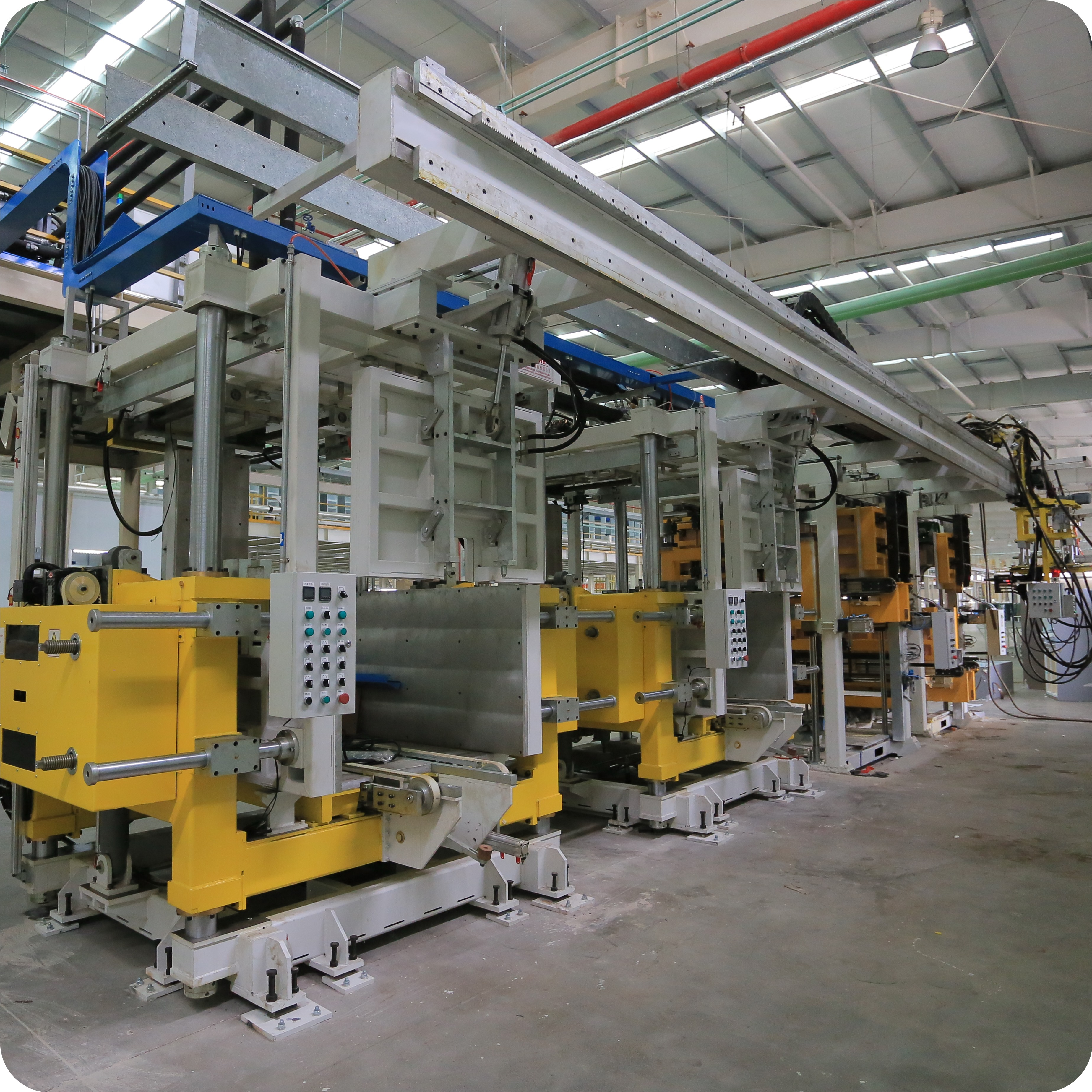 Linear cabinet foaming machine for refrigerator