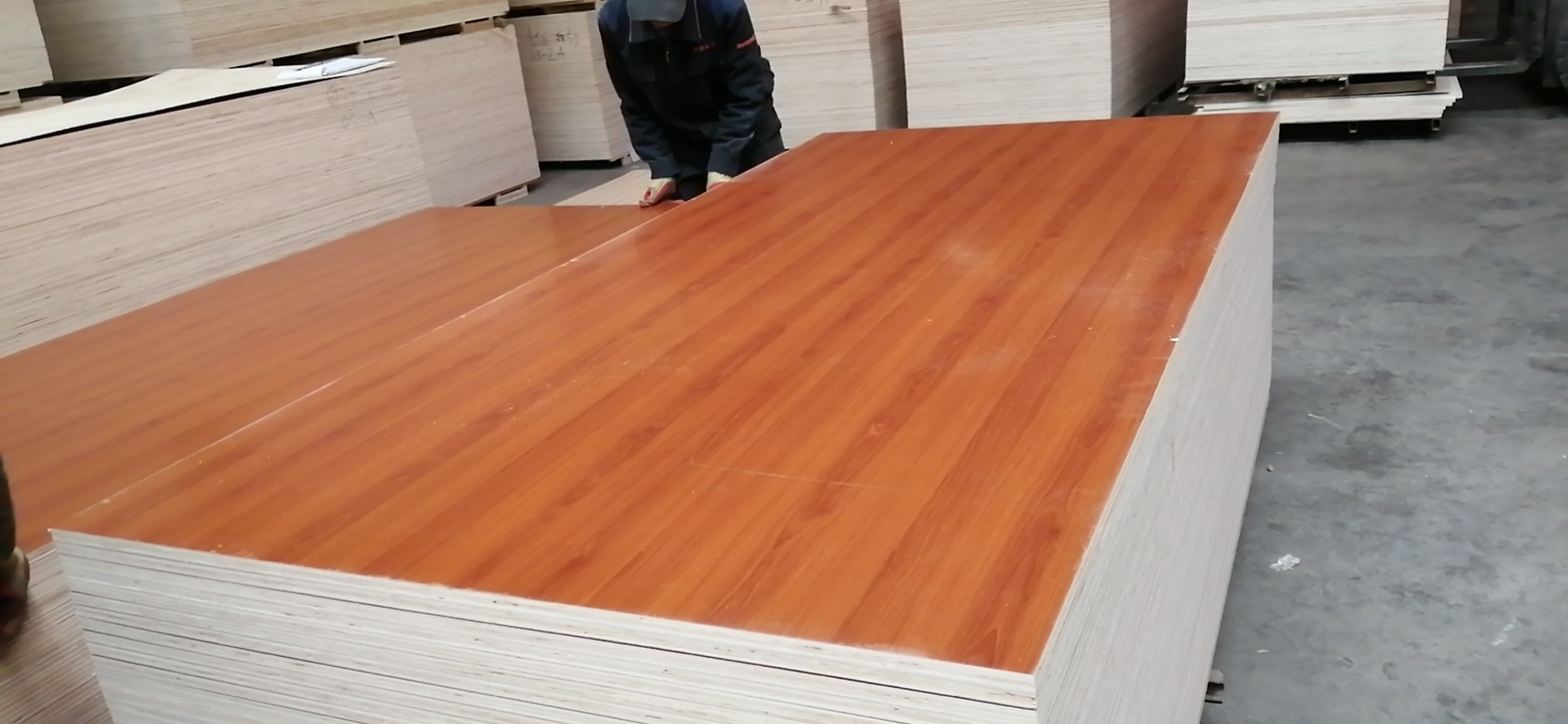 Melamine surface plywood