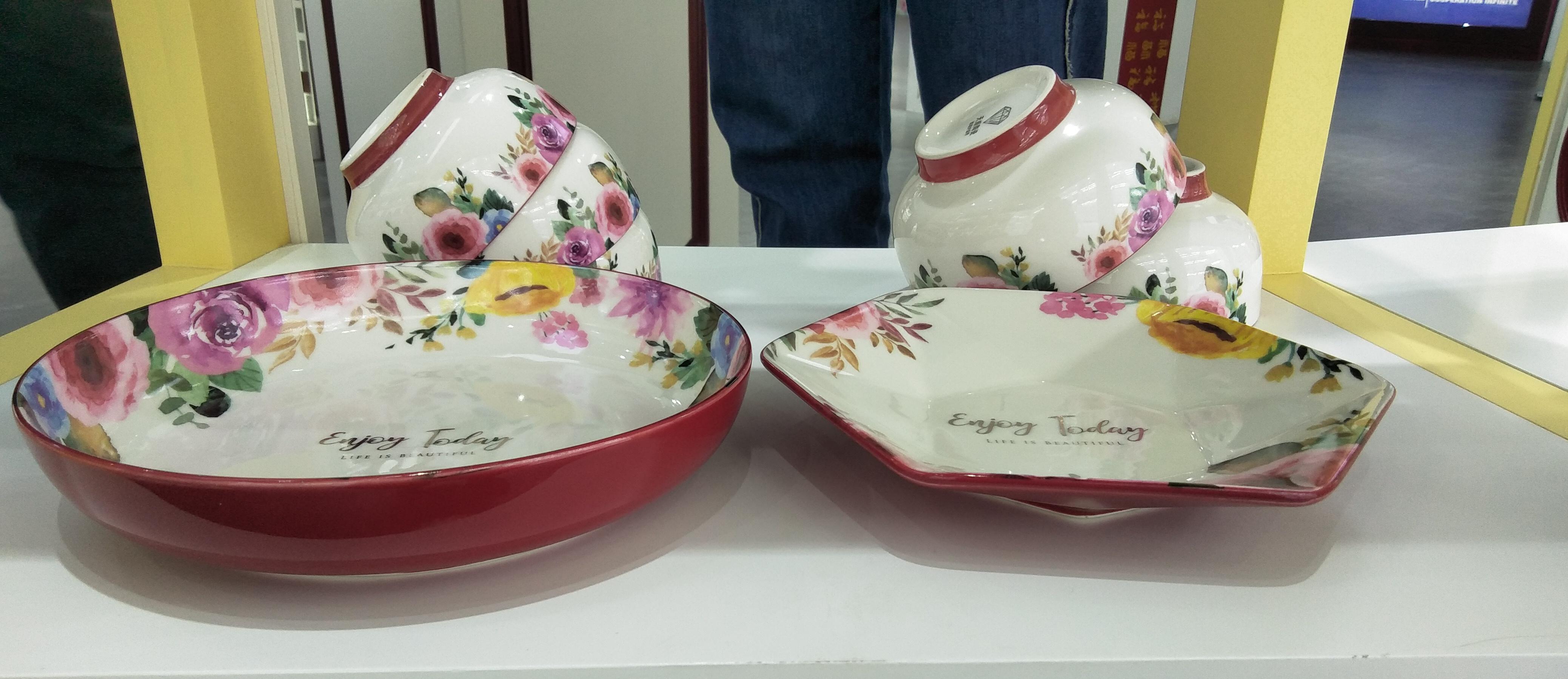 Color-glazed embossment fruit plate