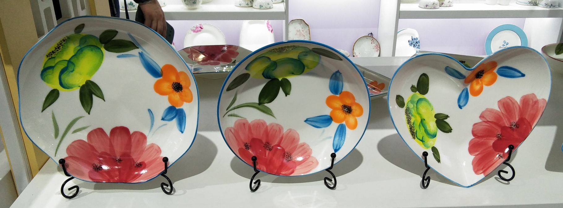 Hand-painting new bone china plates