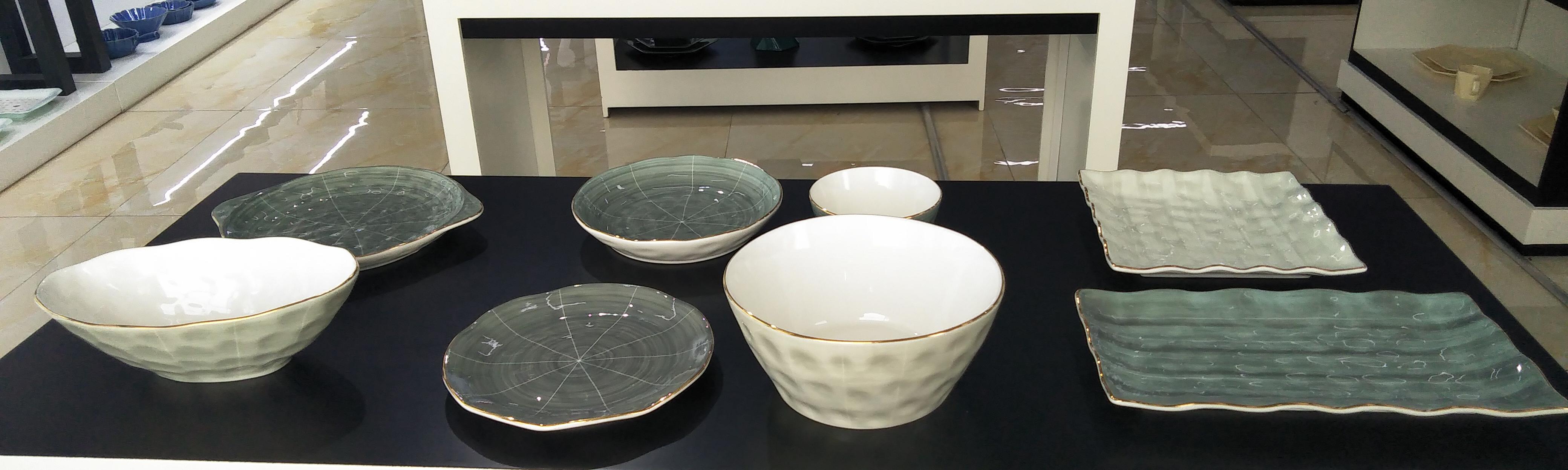 Pigmented embossment intensified porcelain dinnerset