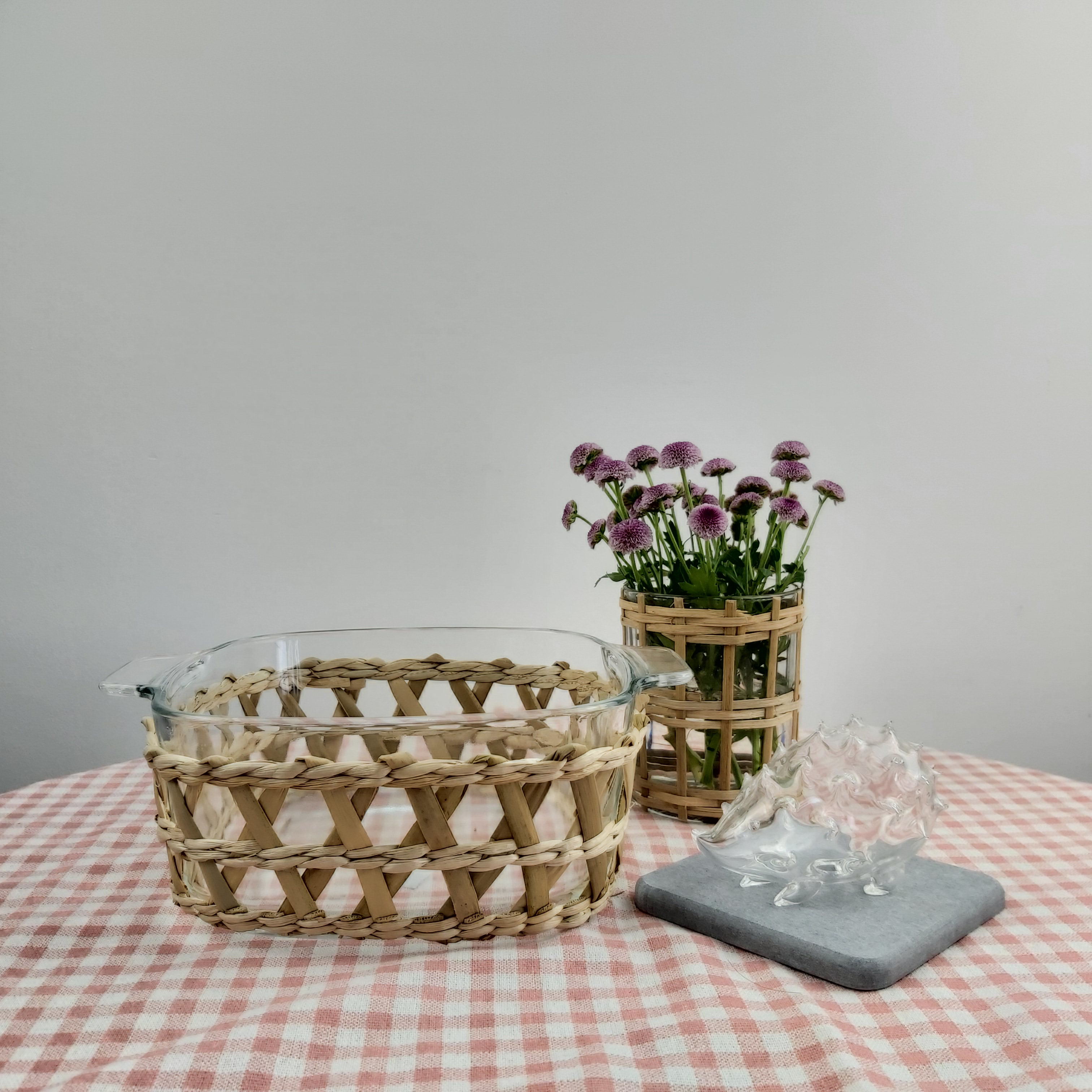 Glass baking tray with braid