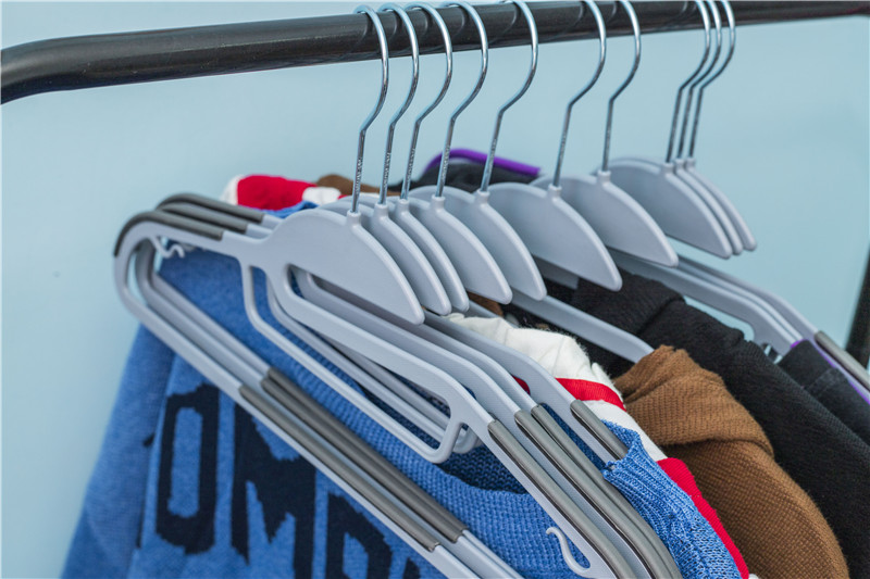 Plastic Hanger with Non Slip Shoulder