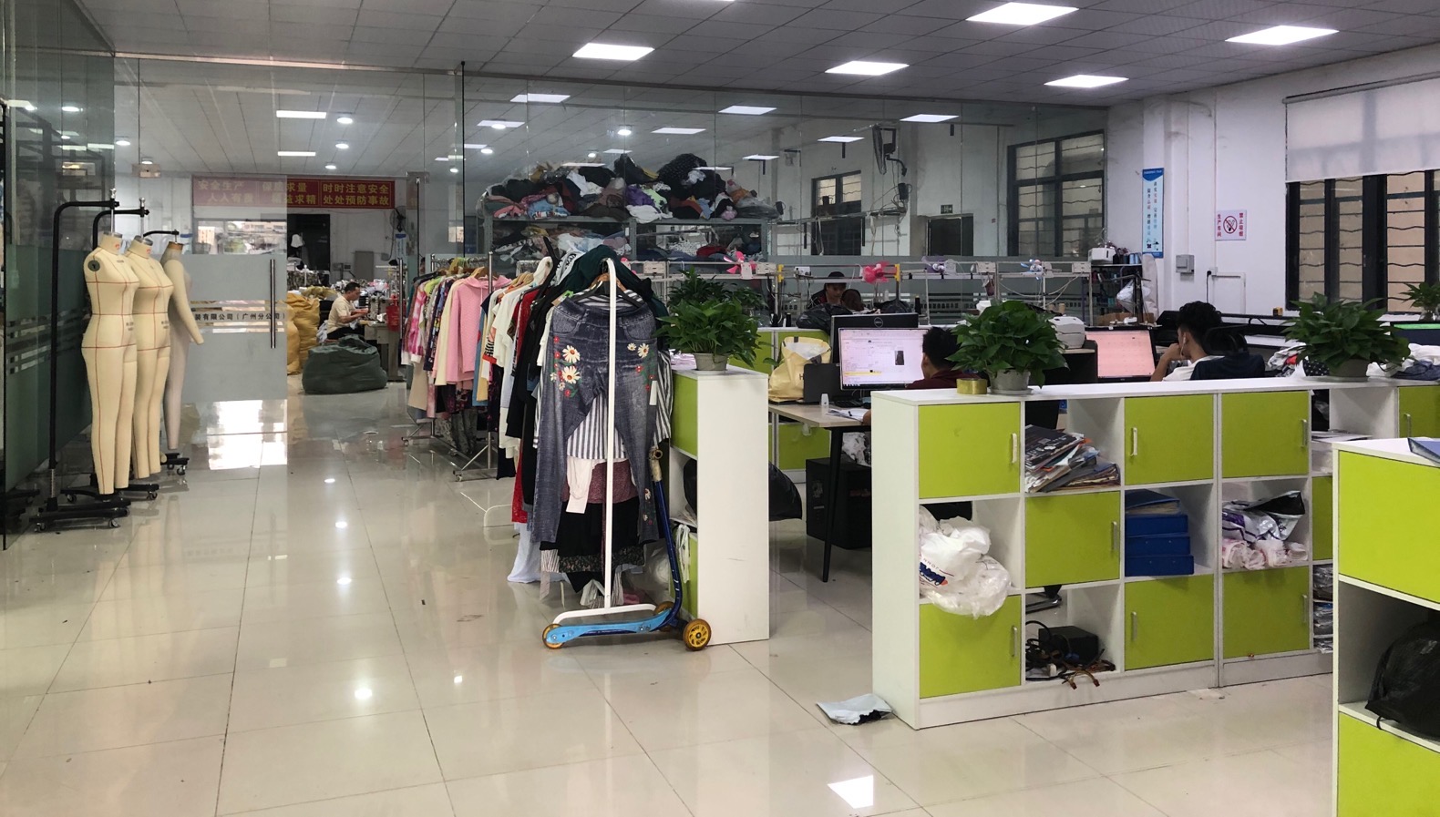 Guangzhou Gayiwu Clothing Co., Ltd. – Women's skirts 1