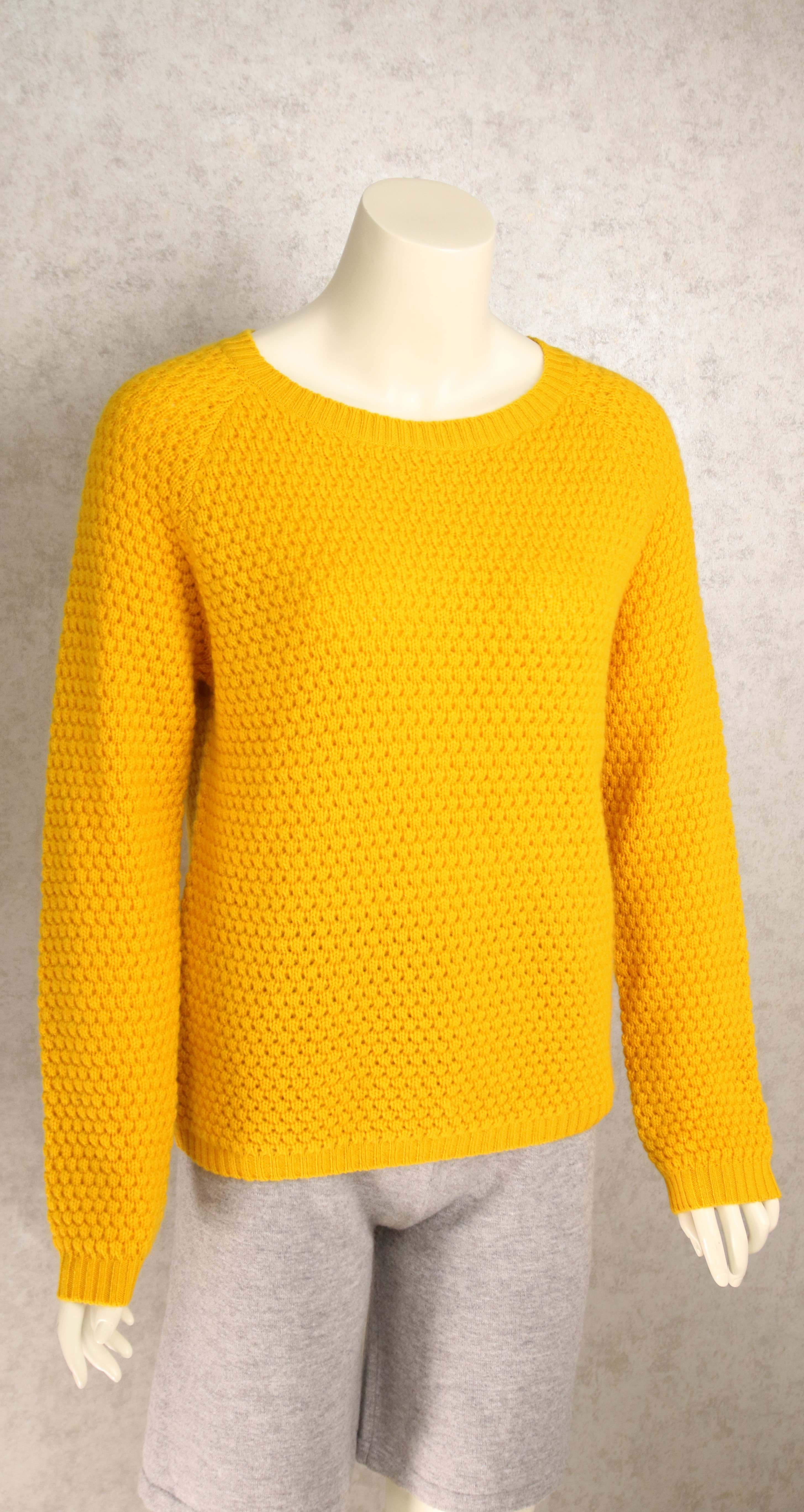 Women's round neck pullover