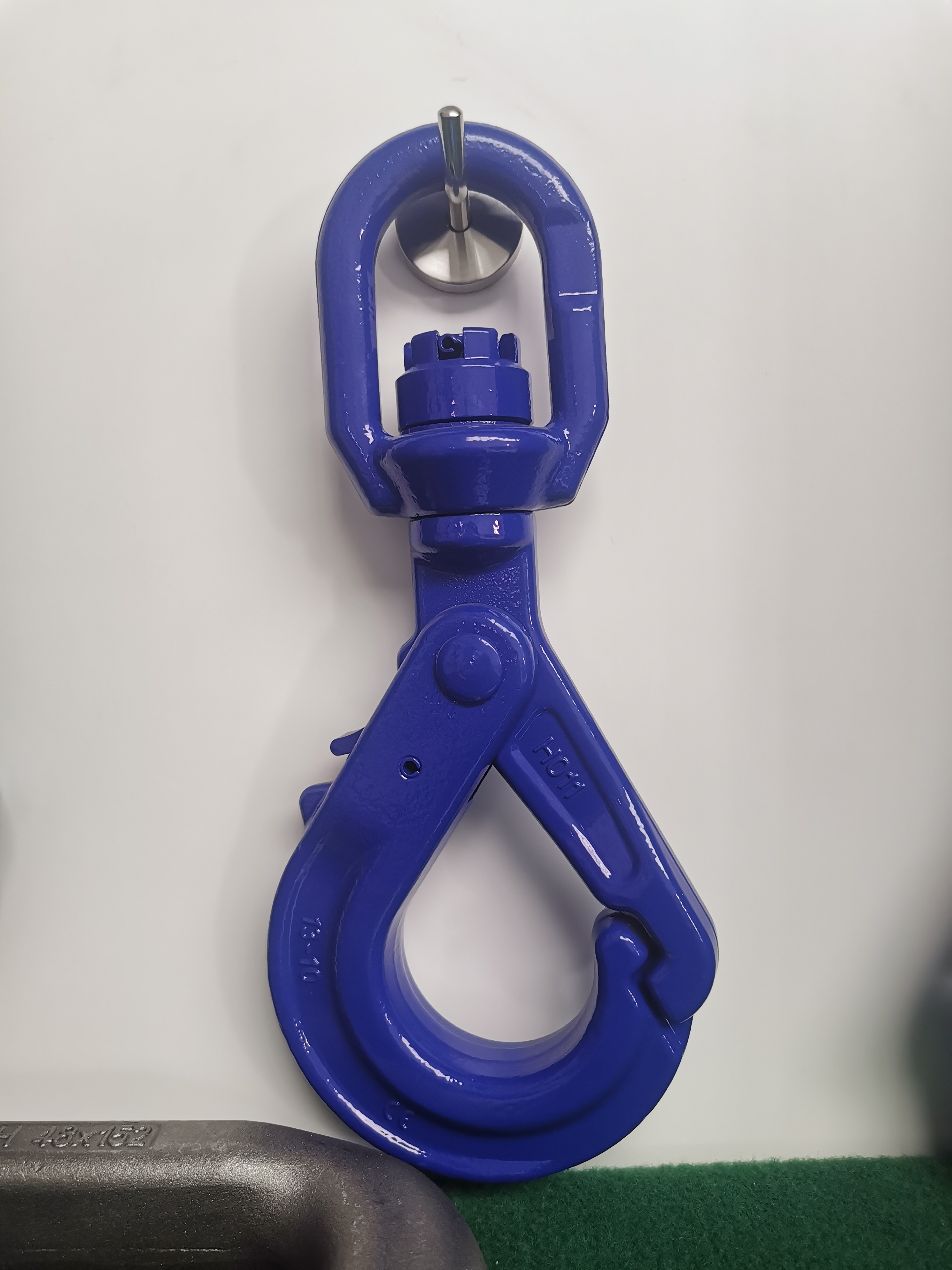 G100 swivel self locking hook with notched tip