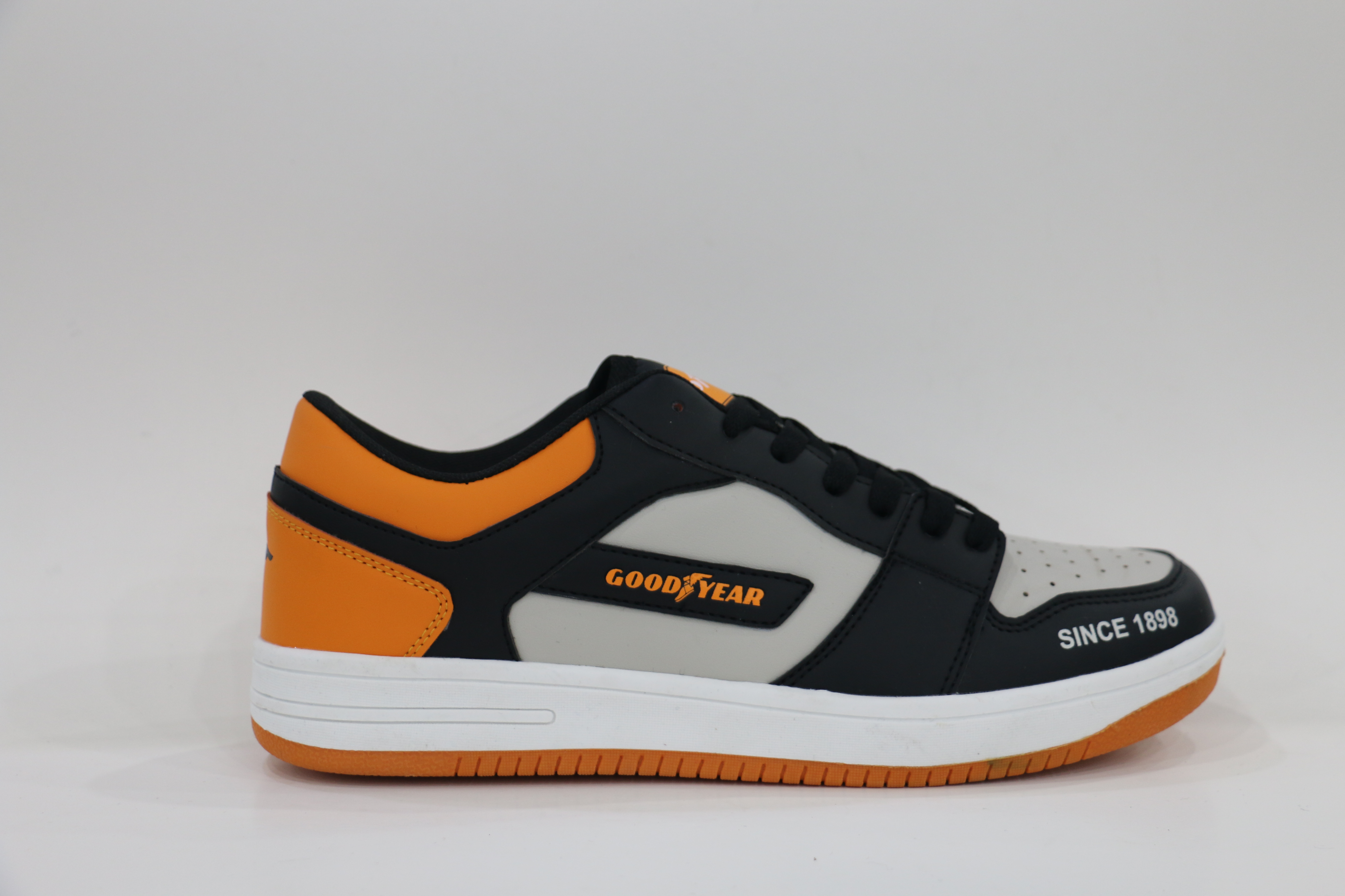 Men's sports shoes