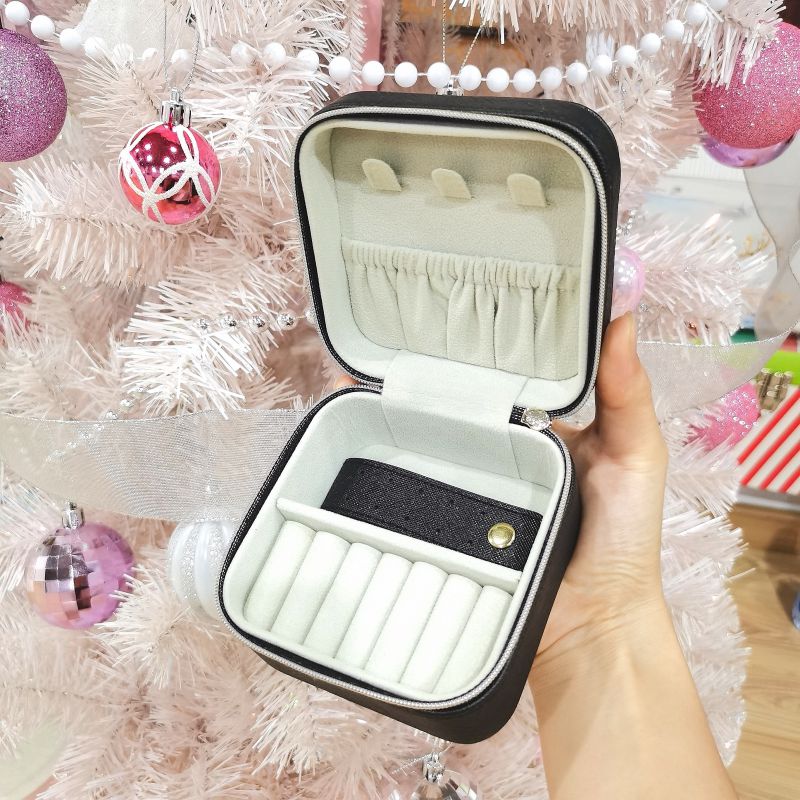 Travel jewelry case