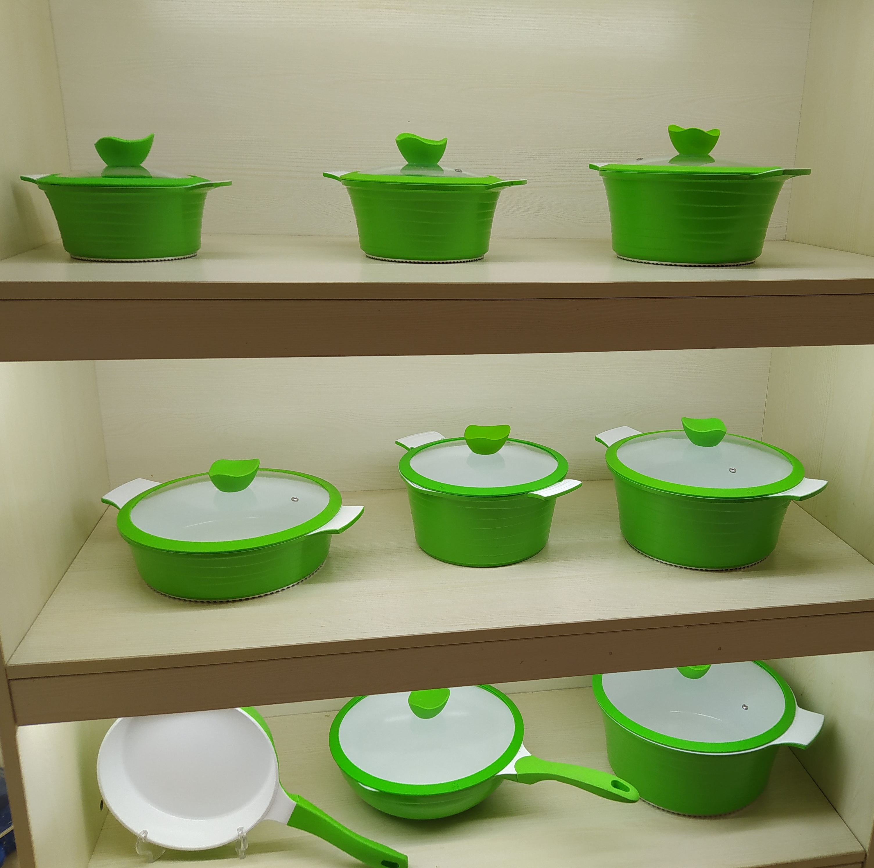 non stick fry pan, casserole, roaster, sauce pan. die cast aluminum pan.
