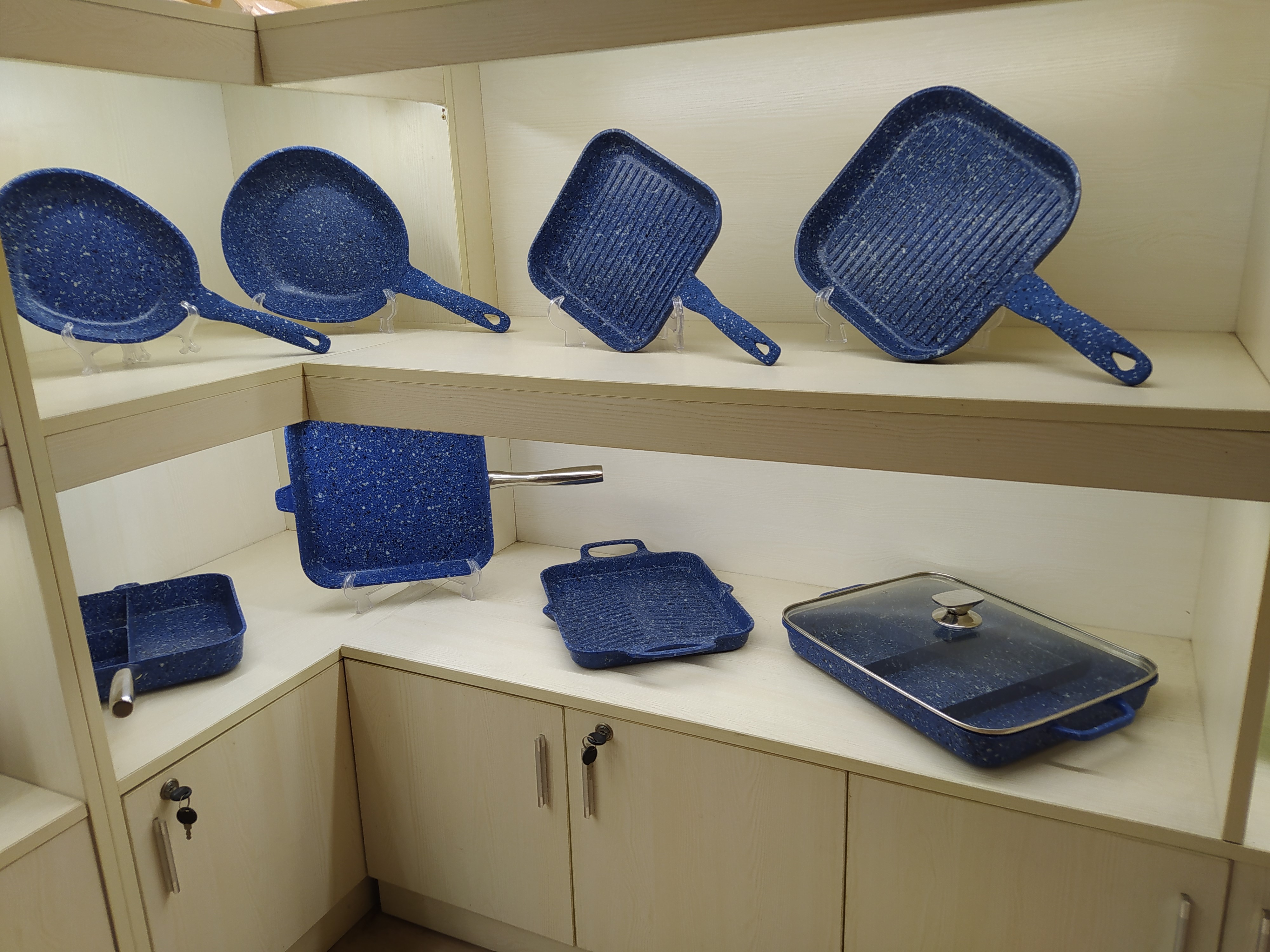 non stick fry pan, casserole, roaster, sauce pan. die cast aluminum pan.