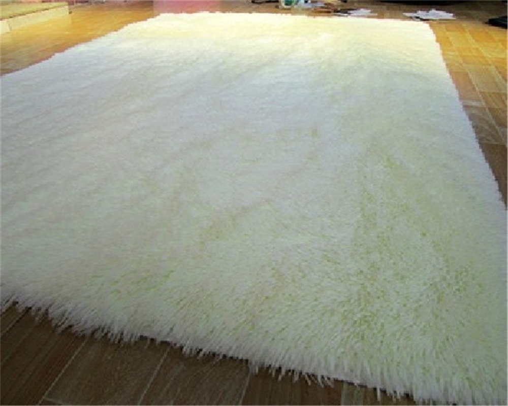 Supply a large number of long wool bright silk carpets. The bedroom is slowly padded with rug