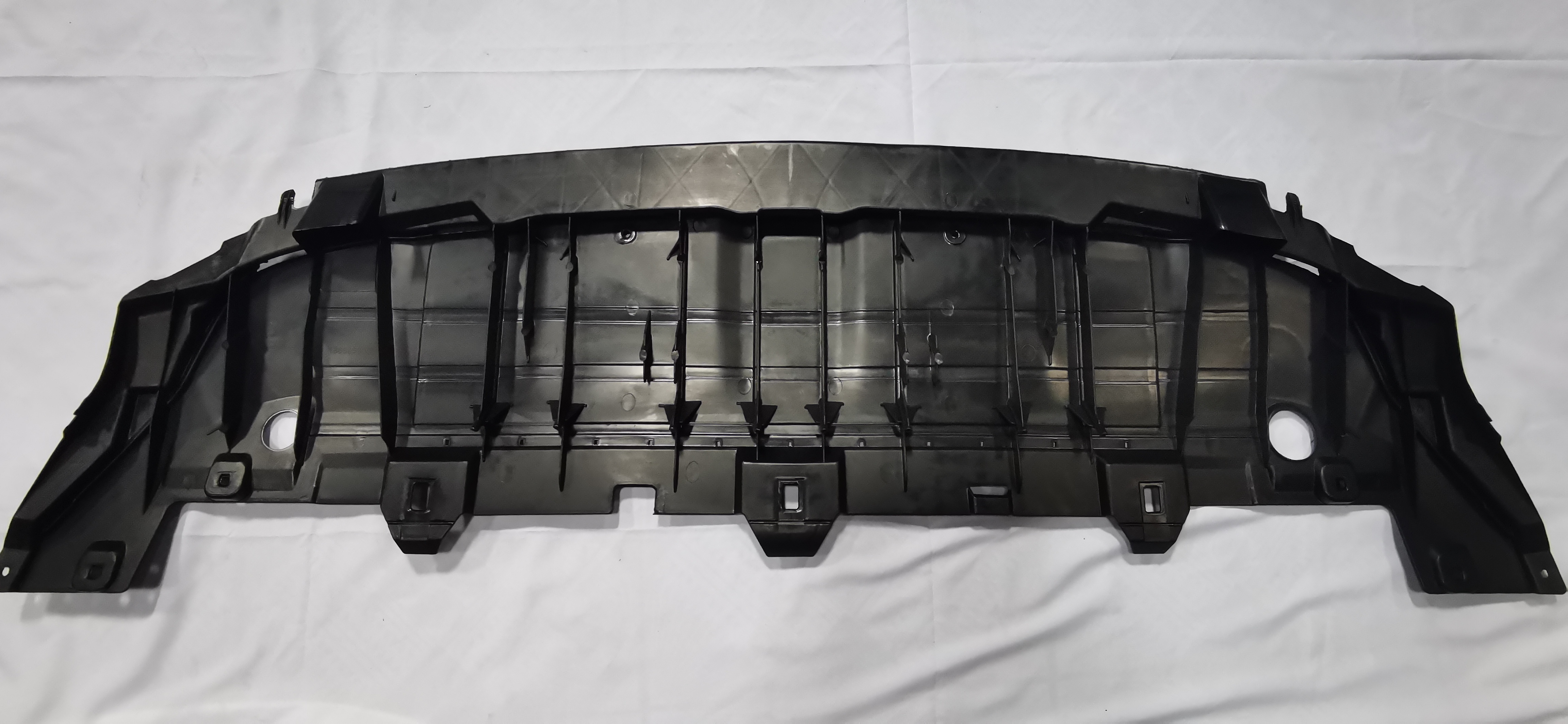 Merceder Benz W156 1568850036 Front bumper under the cover