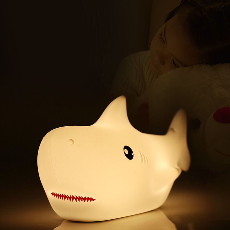 可爱的鲨鱼 LED 小夜灯多色硅胶拍打控制灯光小夜灯