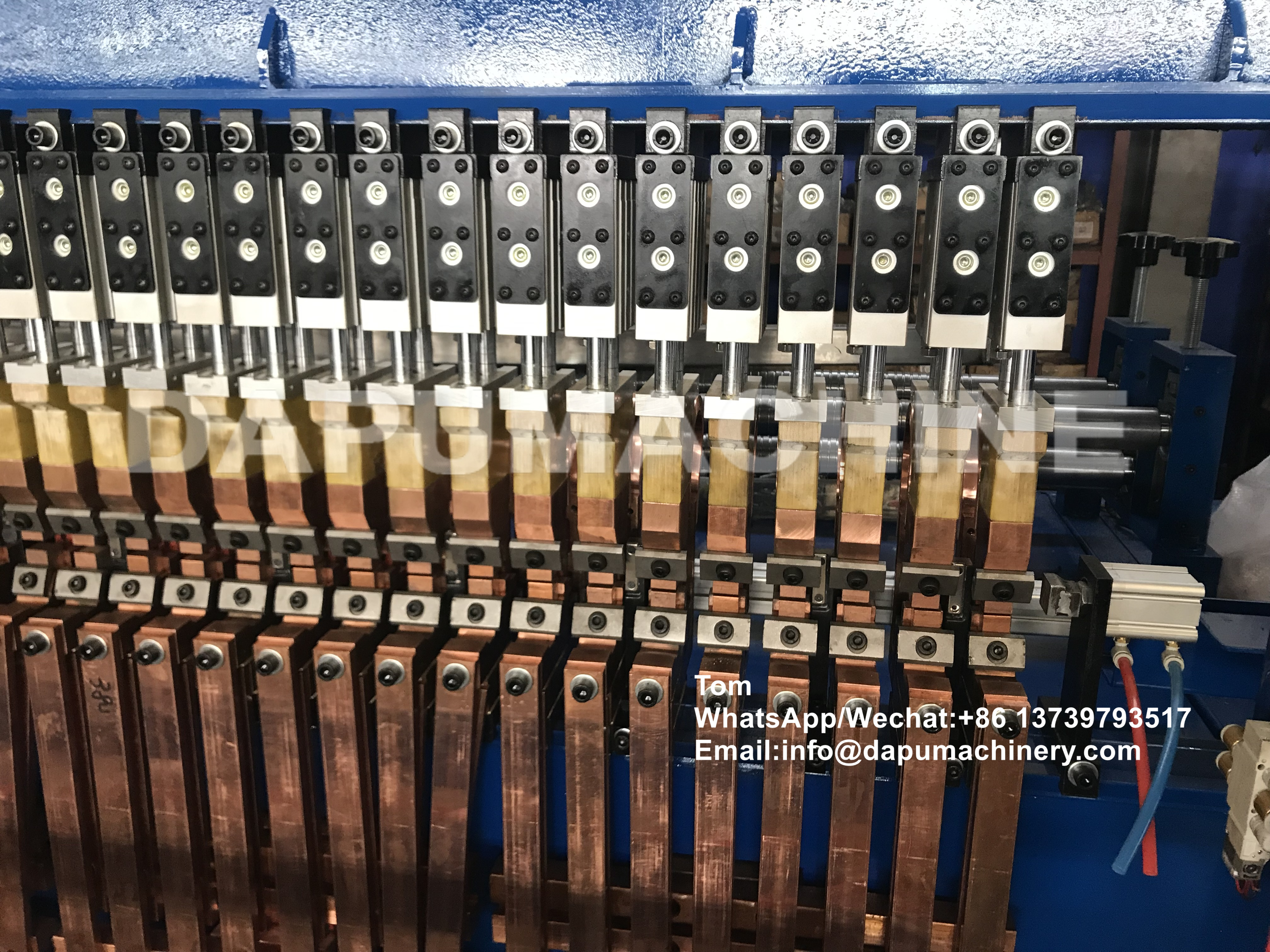 Pneumatic chicken cage mesh welding machine