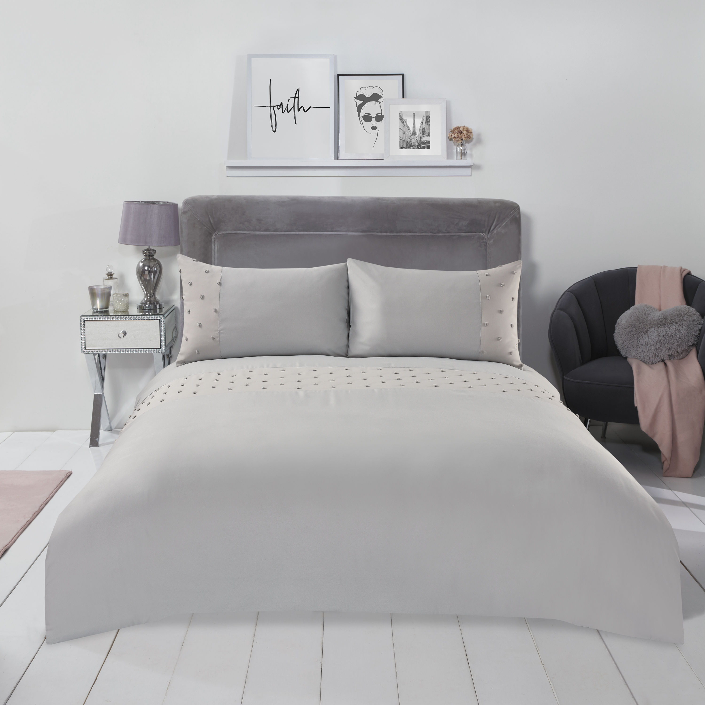 Duvet sets with tufted Panel