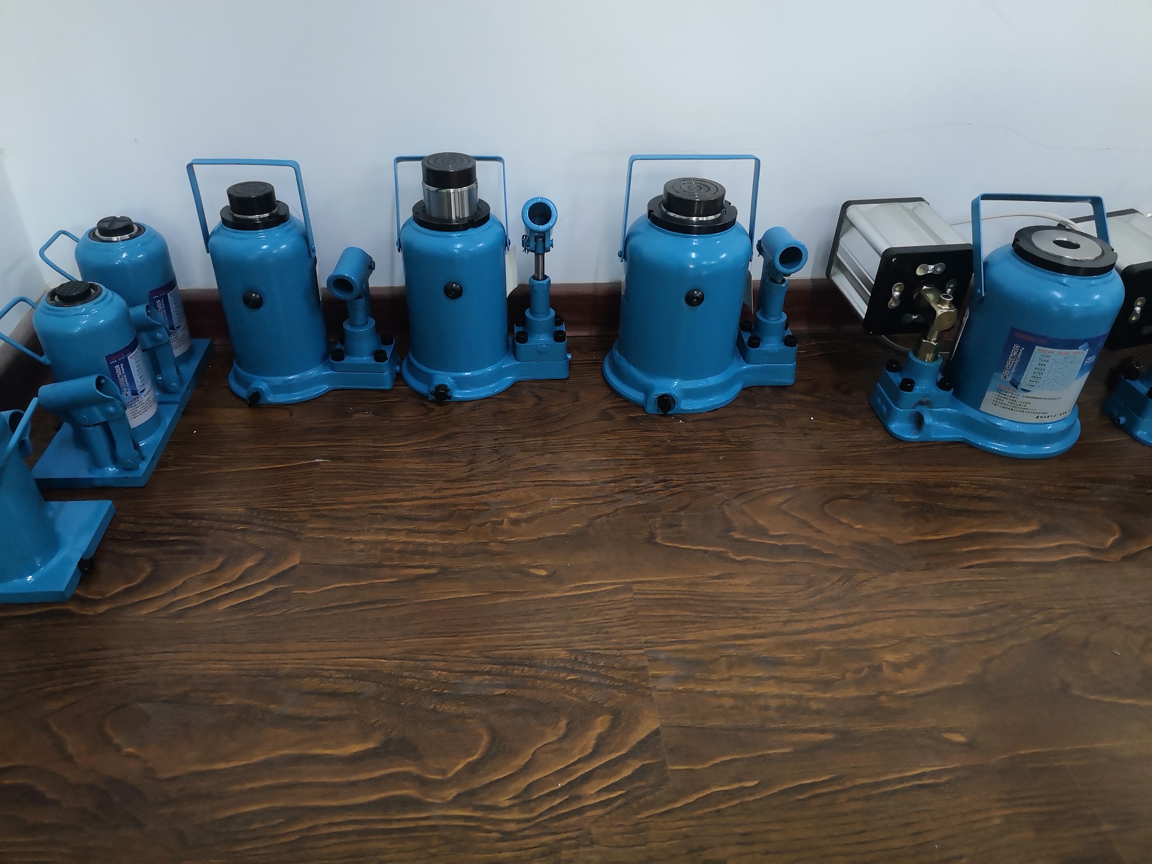 Hunan Tianxia Xintong Supply Chain Management Co., Ltd. – smart window cleaning machine 2