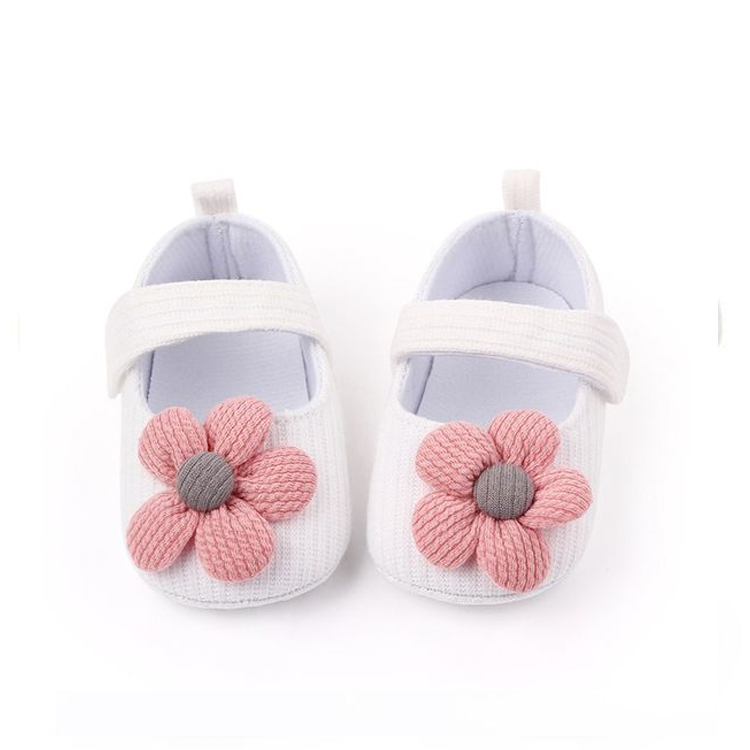 Neutral baby shoes
