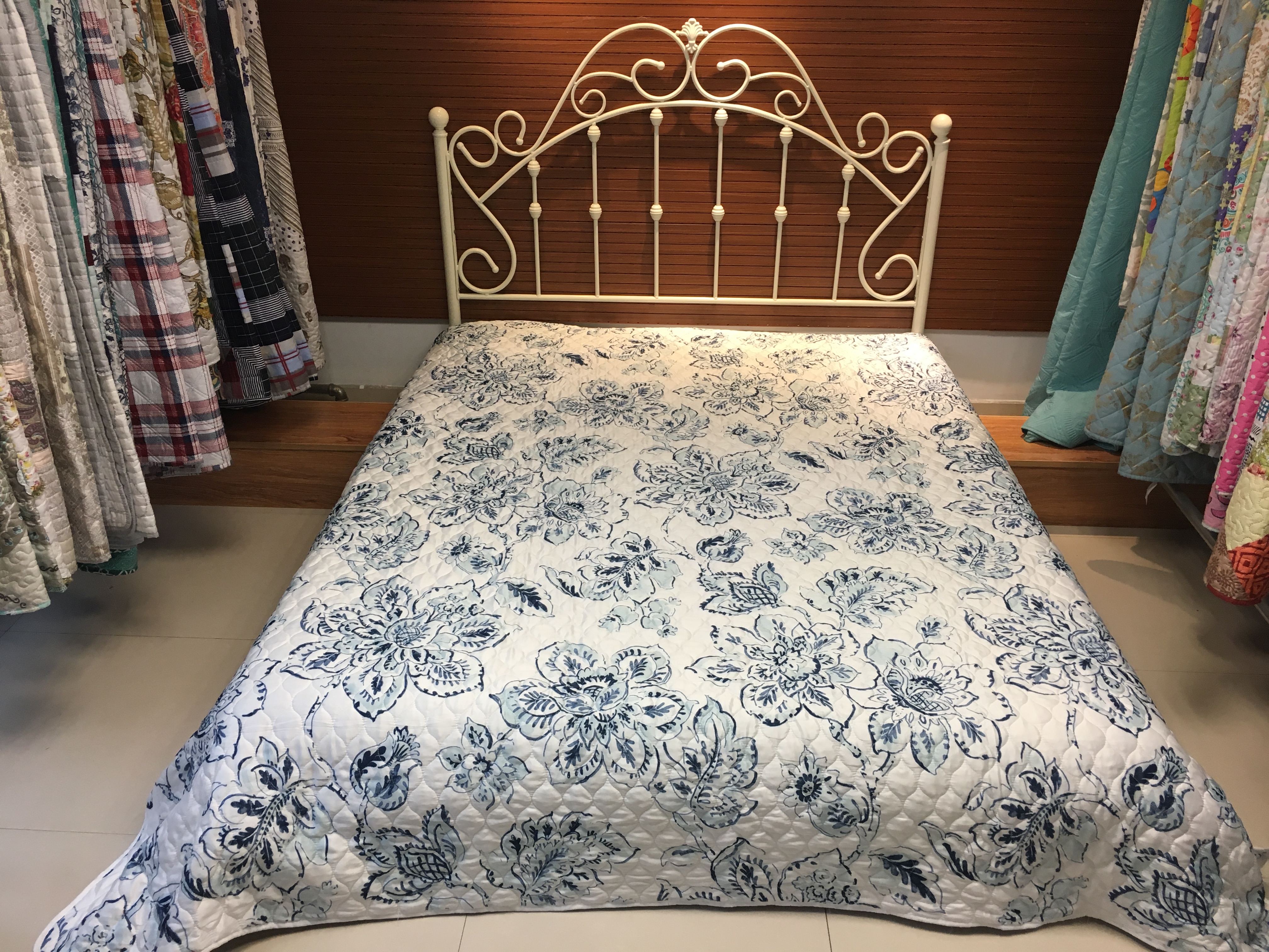 100% polyester Printed Satin Embroidered Quilt Set