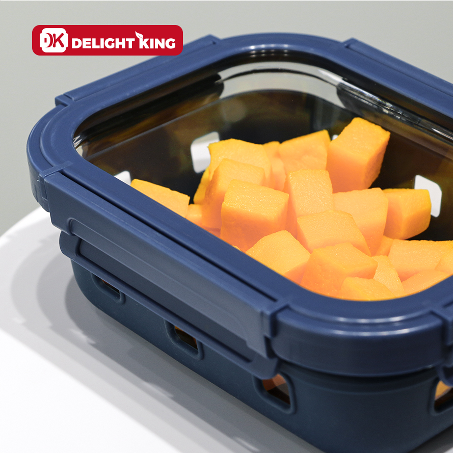 Patented glass food container with glass lid oven safe glass storage containers with silicone sleeve