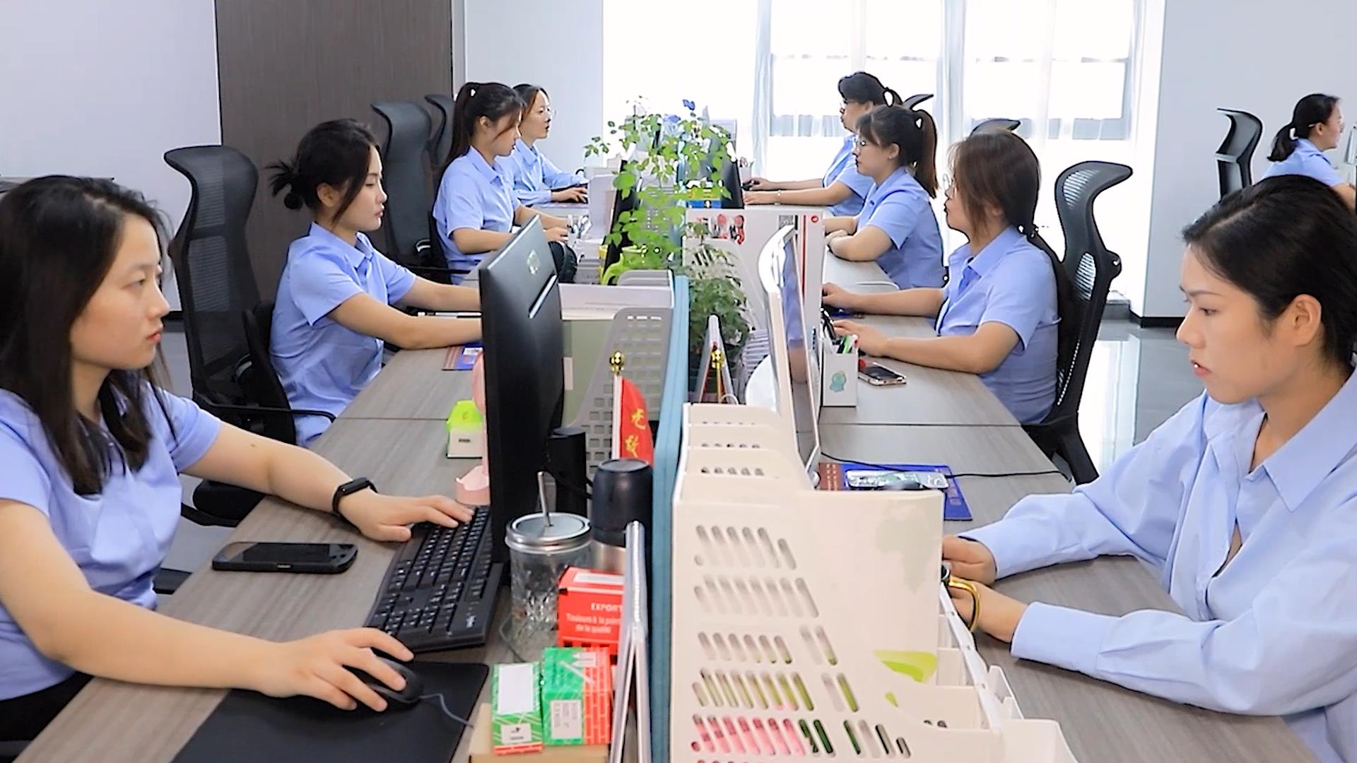 Linyi Combos Supply Chain Co., Ltd. – tornillo de acero 1