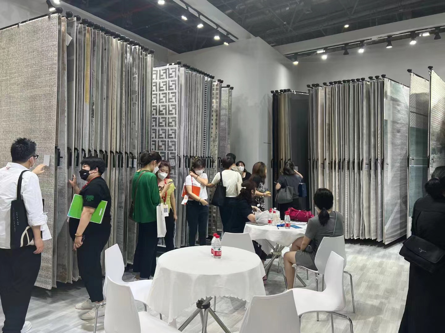 Tianjin Ronggang Import and Export Trading Co., Ltd. – handmade acrylic carpets 2