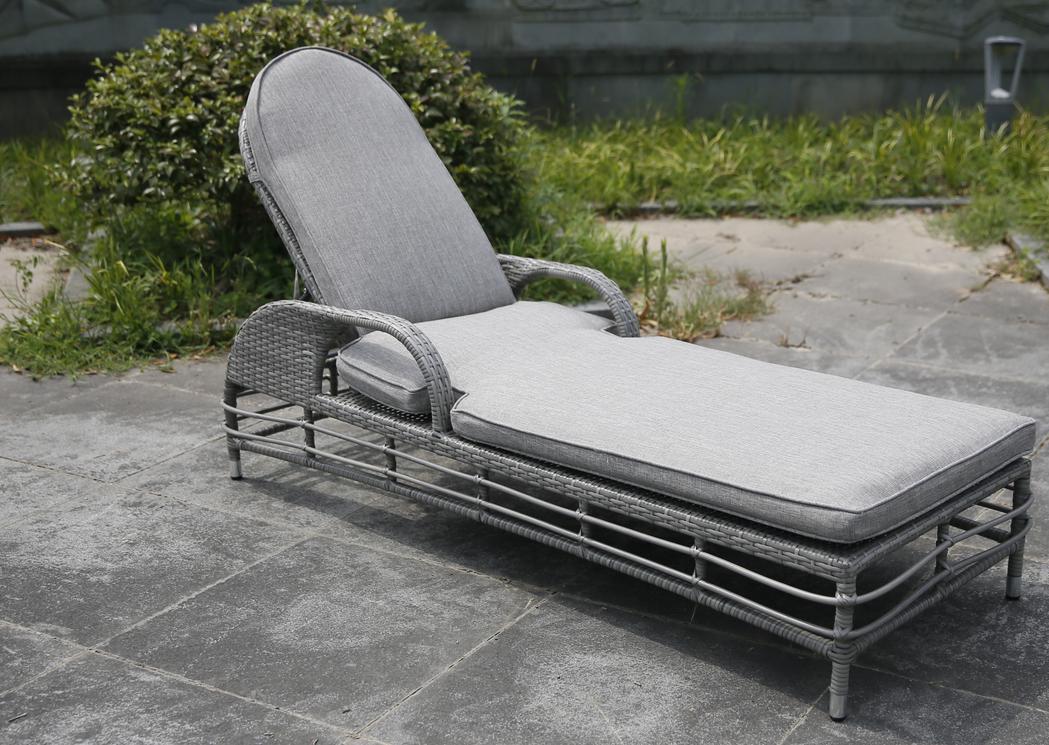Alum rattan lounge