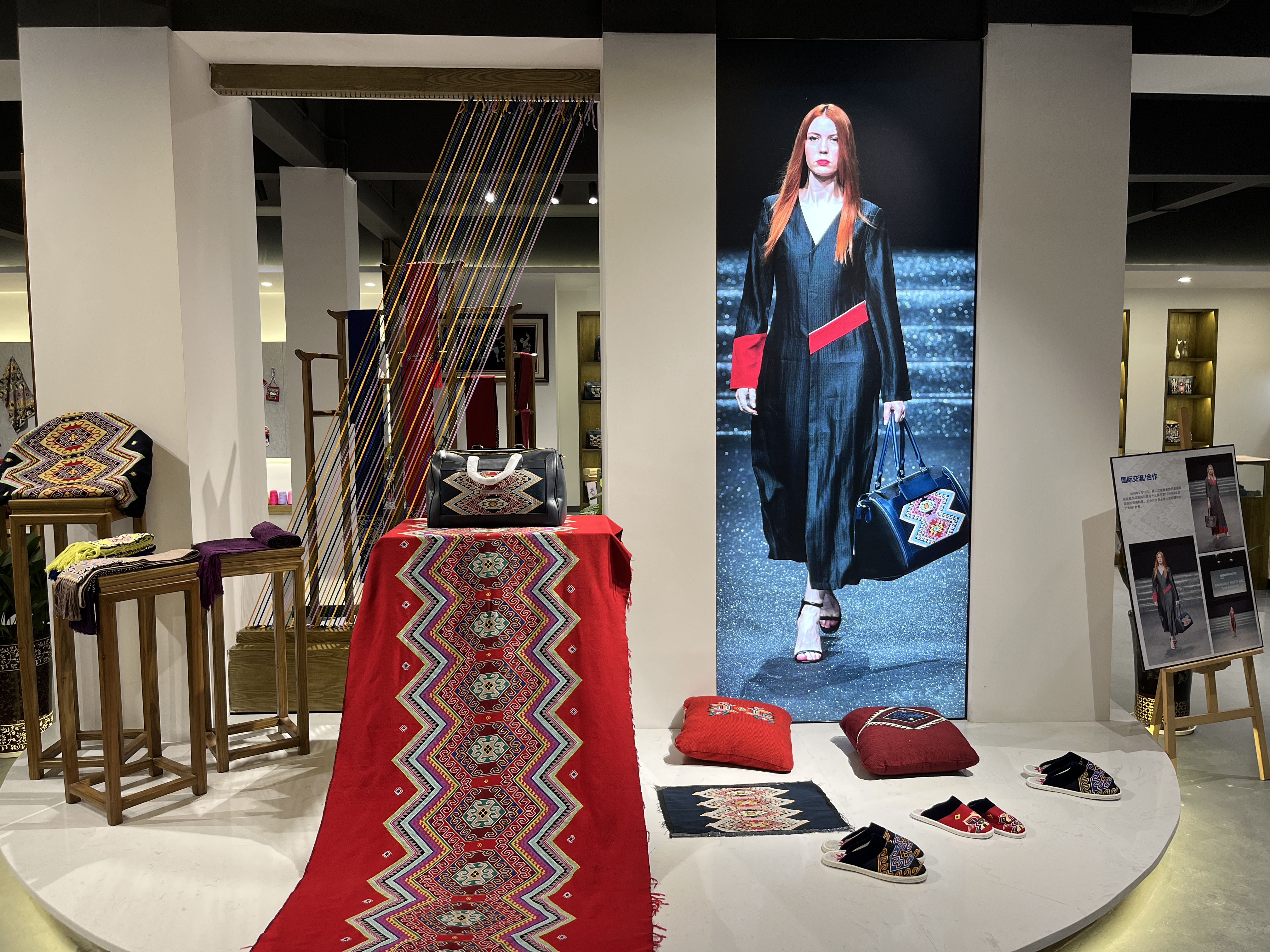 Zhangjiajie Guai Yao Mei Tujia Brocade Development Co., Ltd. – knitted scarf 2