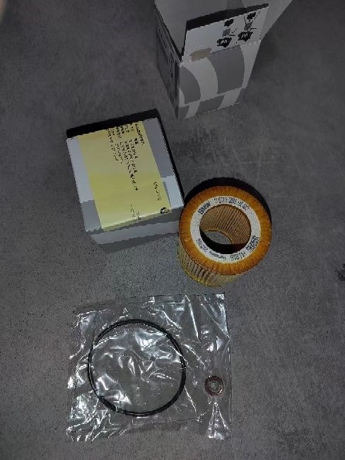 Car air cleaner oil cup