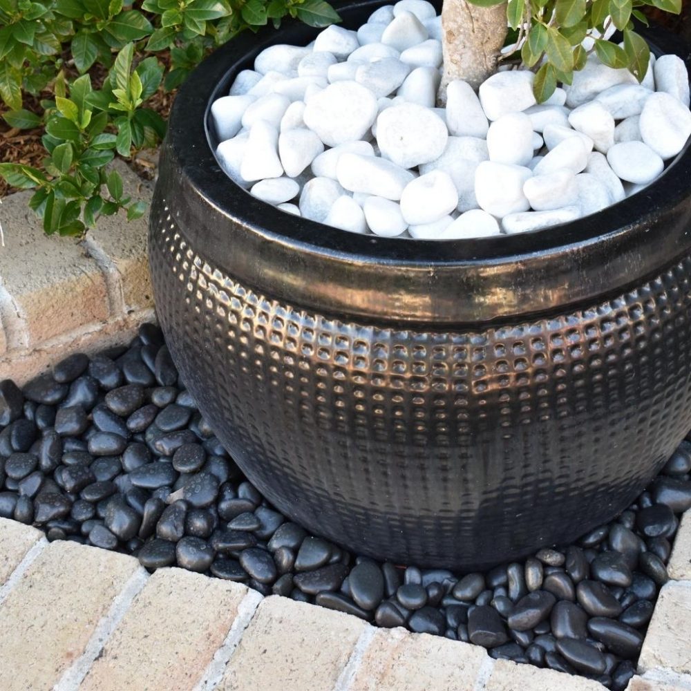 Wholesale Hot selling Natural Black color polished pebble stone for garden and landscape