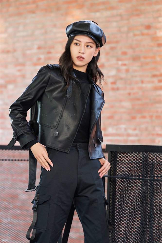 Short windbreaker coat