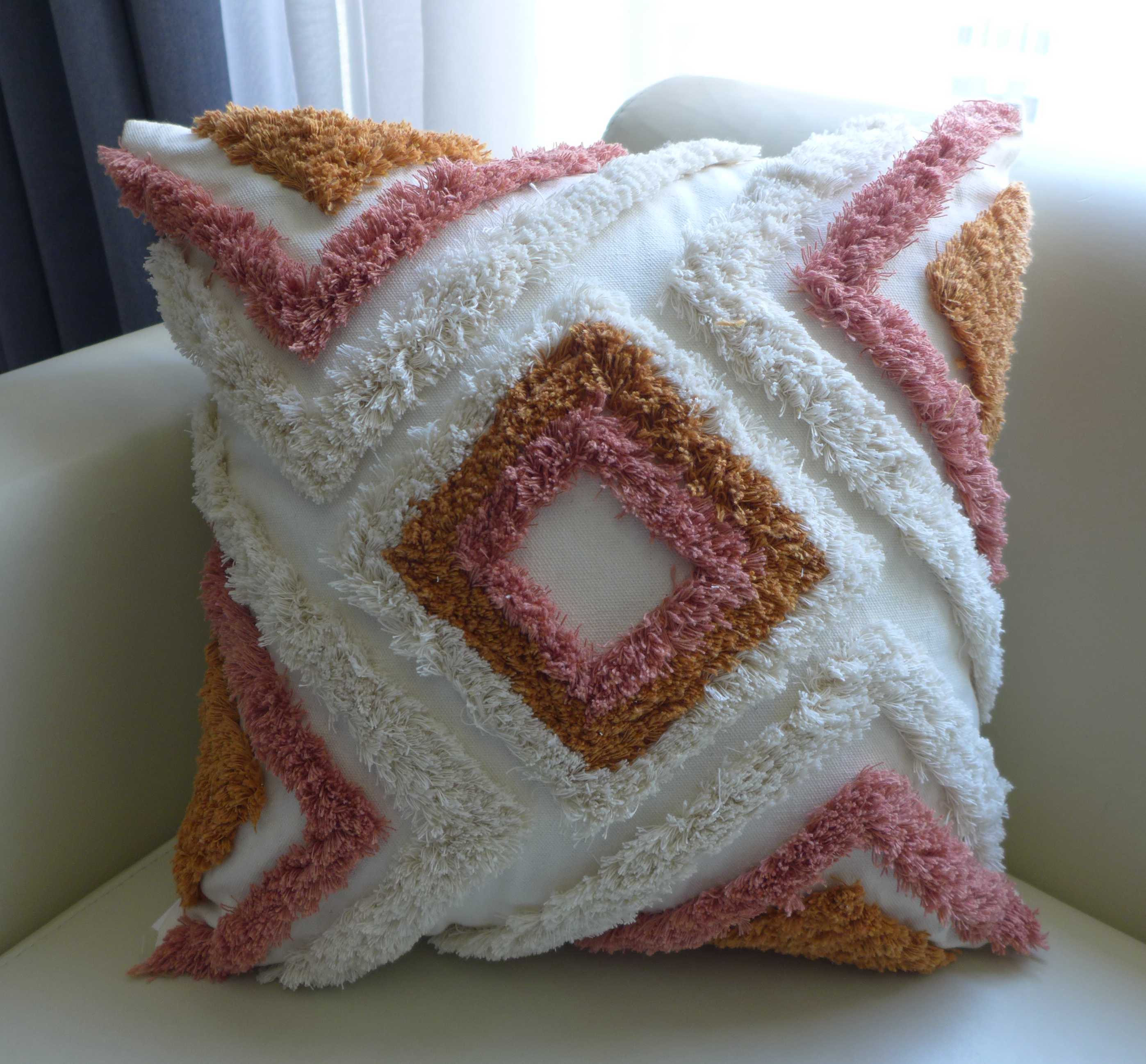 Tufting cushion