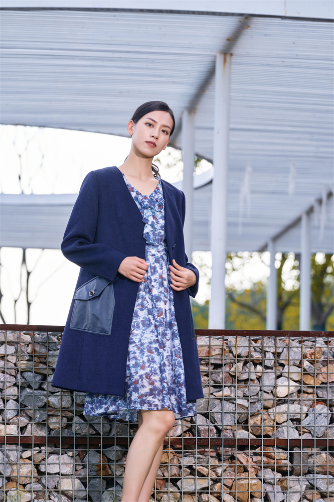 Collarless woolen coat