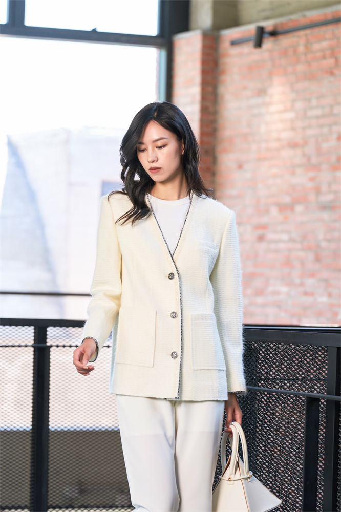 Contrast piping white V-neck woolen coat