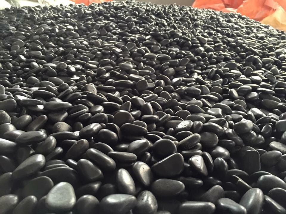 Wholesale Hot selling Natural Black color polished pebble stone for garden and landscape