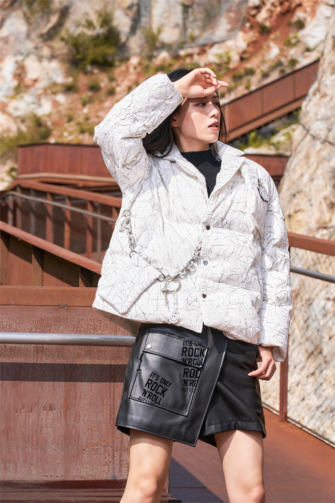 Texture and pleated fabric down jacket