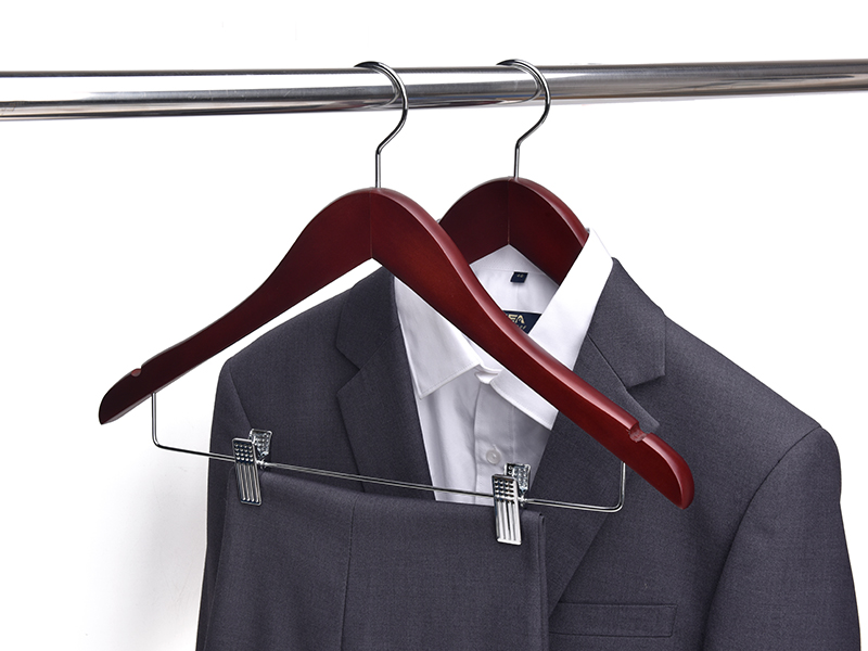 Inspring factory supplied mahogany wooden hotel hanger with clips