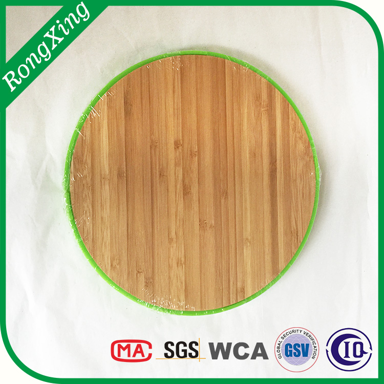 Bamboo cutting board with silicone ring