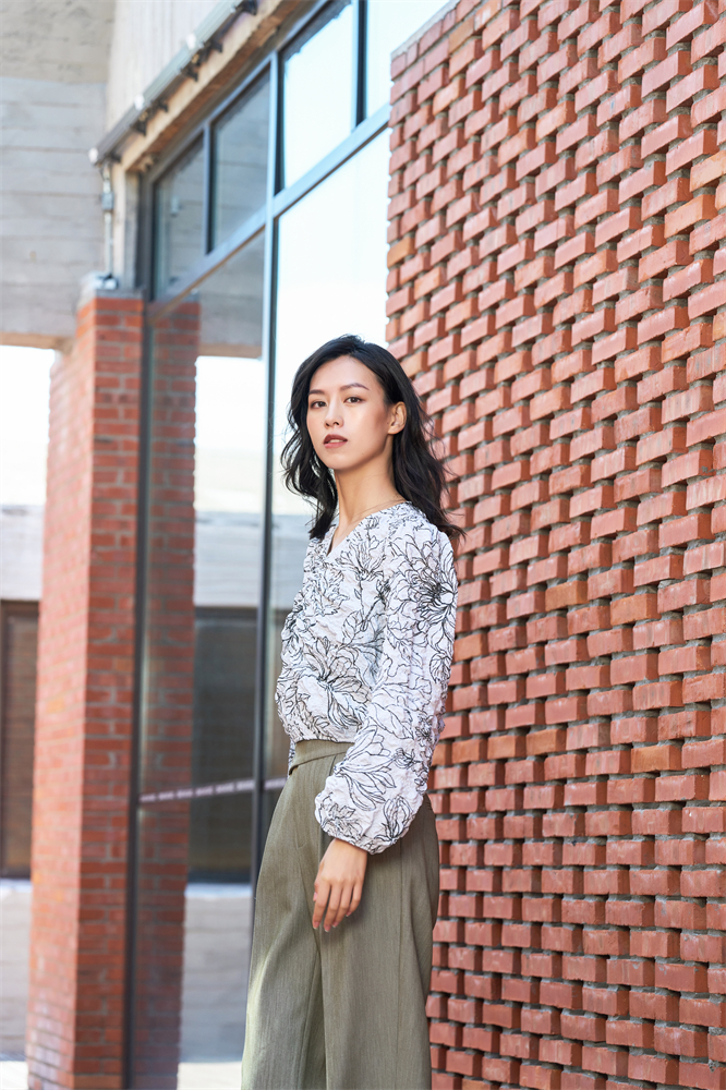 Black printing white blouse