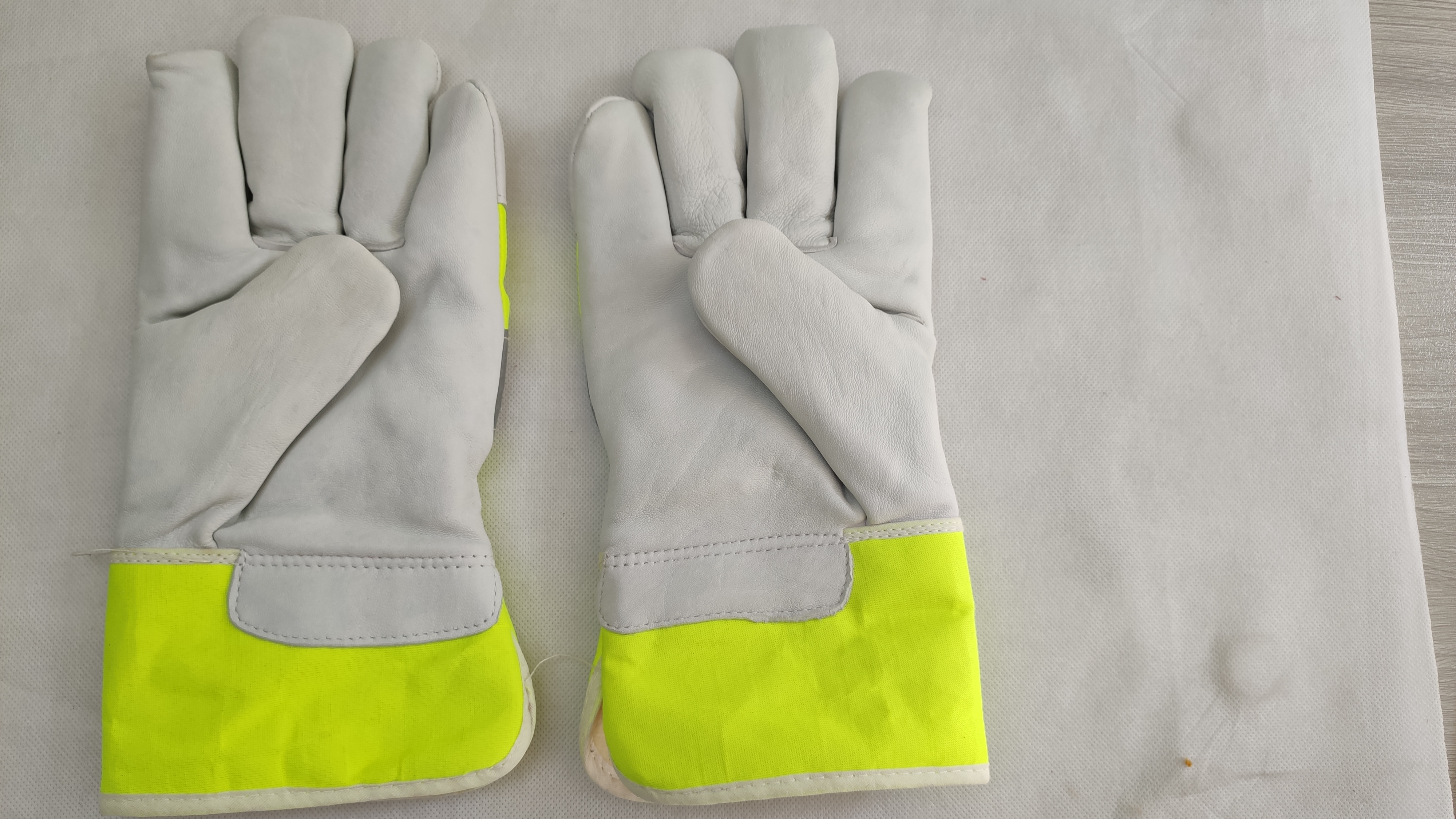 White sheep grain leather keep warm night use flurescent cloth reflective stripe leather gloves