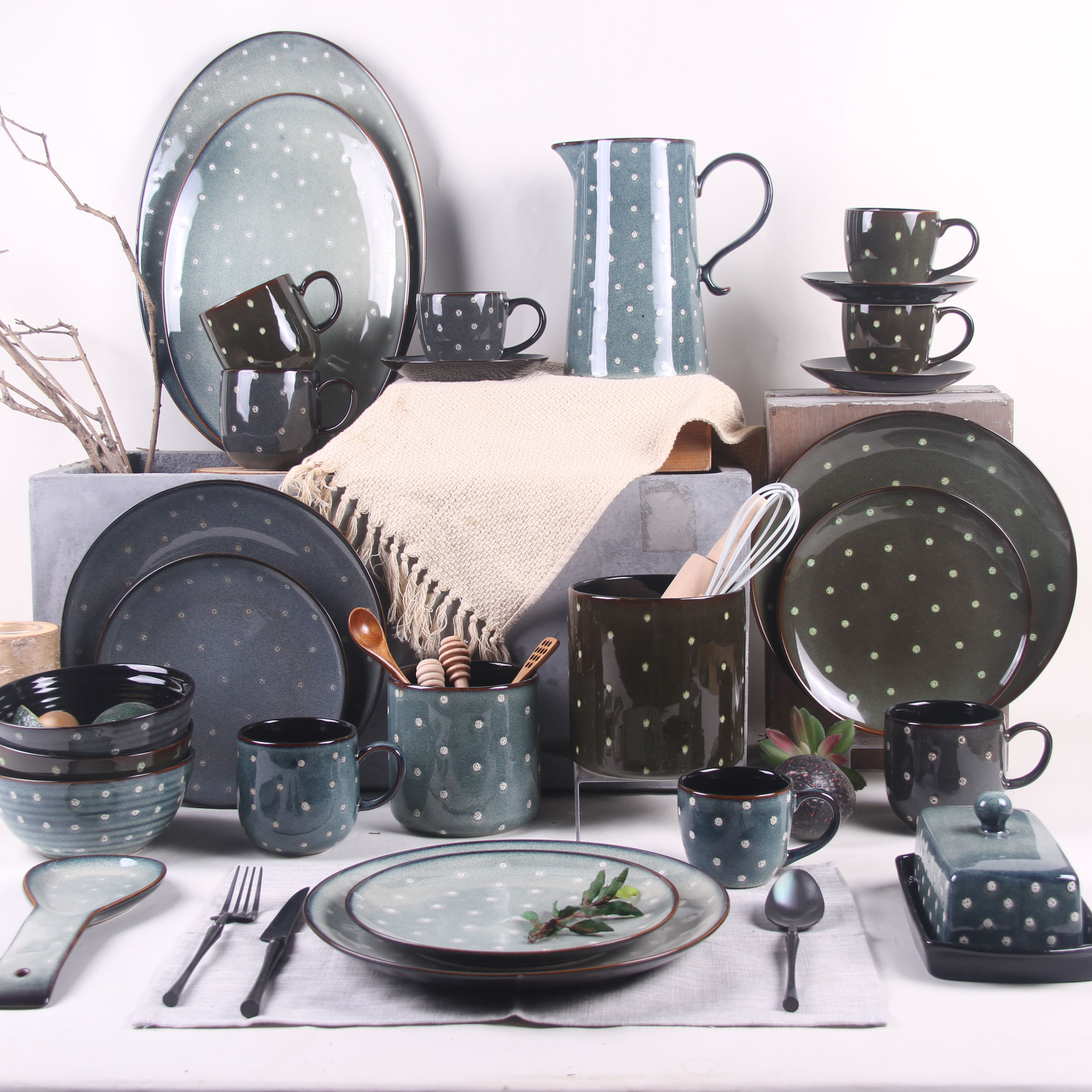 Polka dot tabletop dinnerware