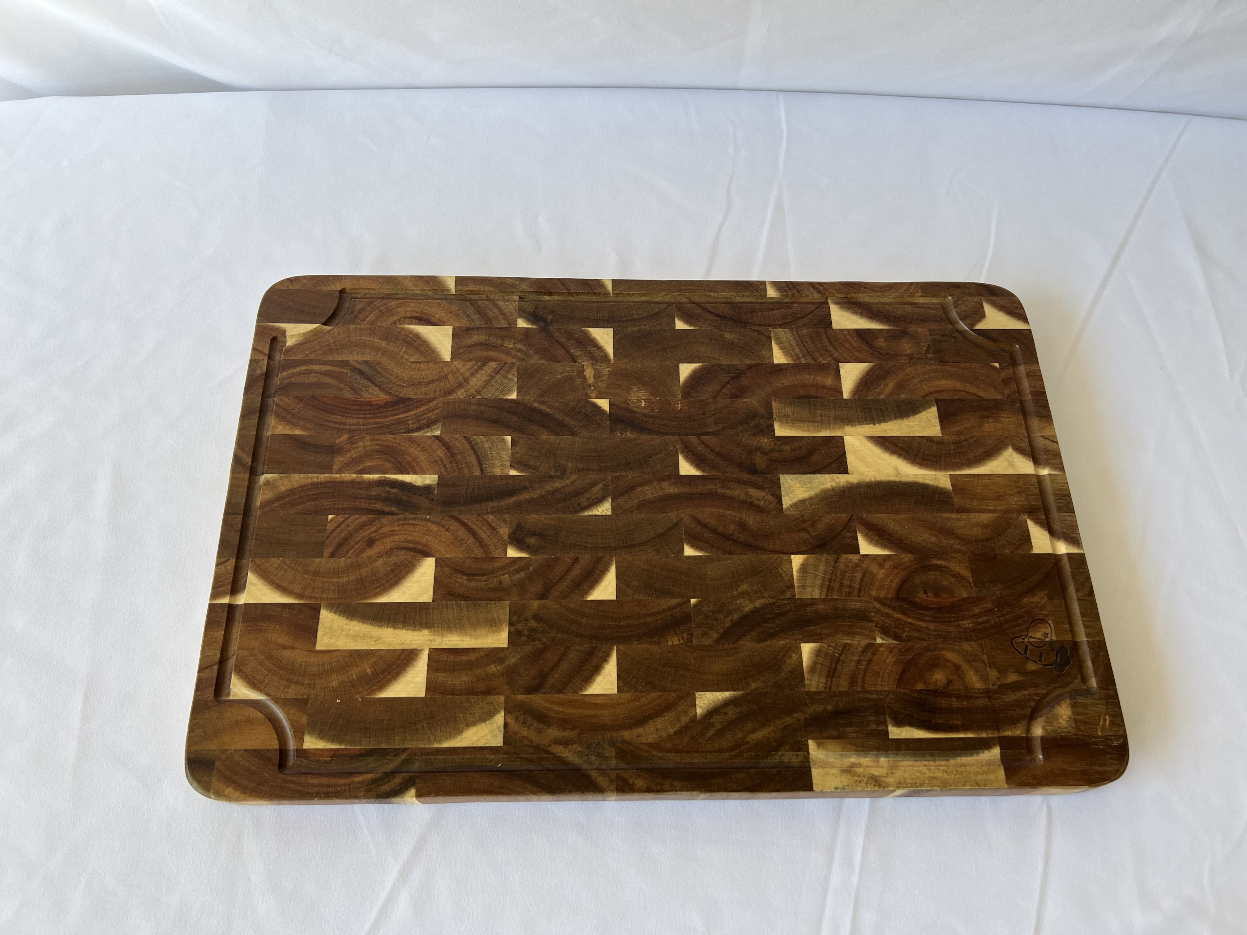 Acacia wood cutting board-vertical grian