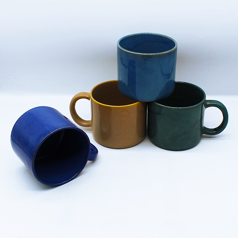 Ceramic coffee mug with reaction glaze