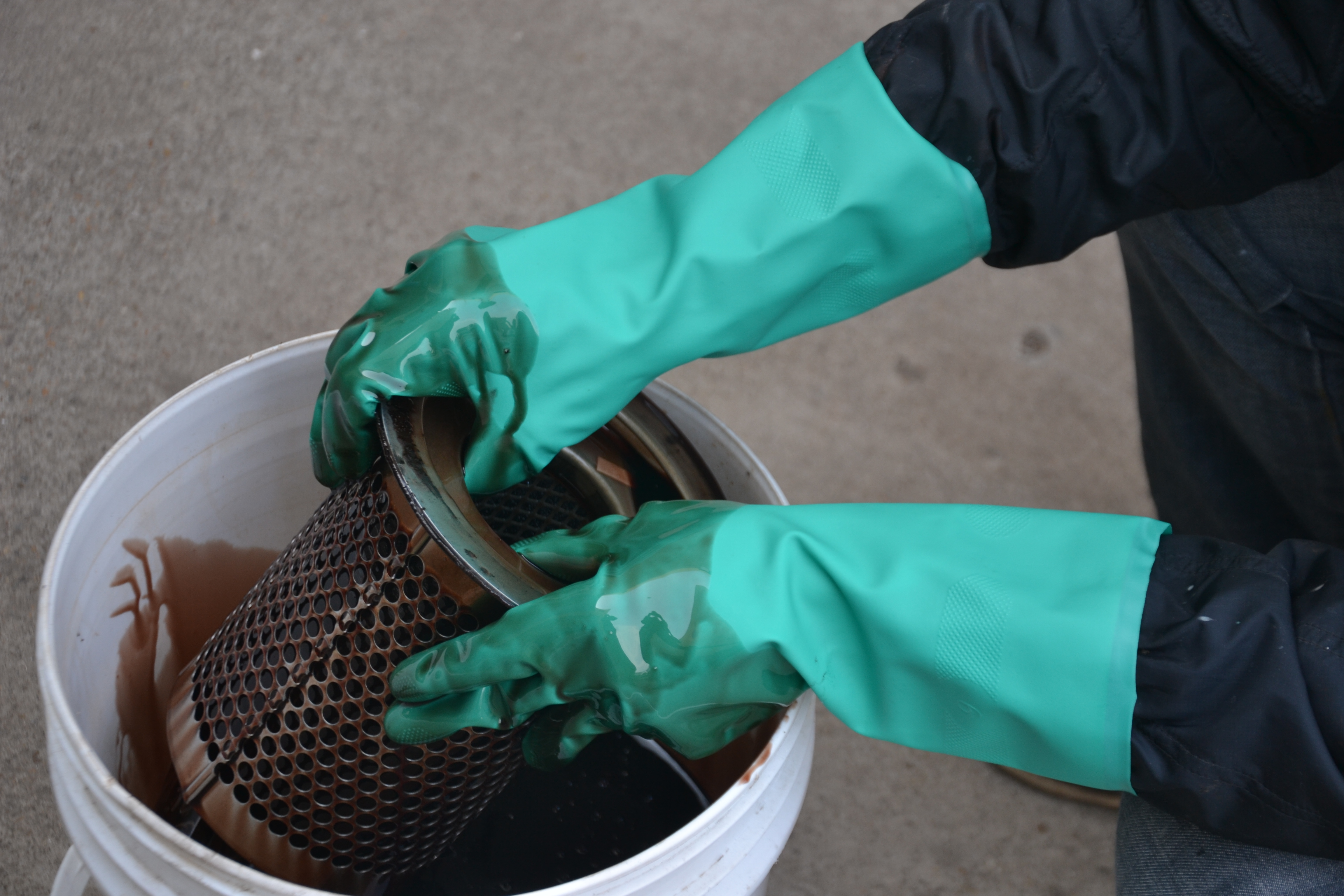 Custom chemical resistant nitrile glove Glove manufacturing