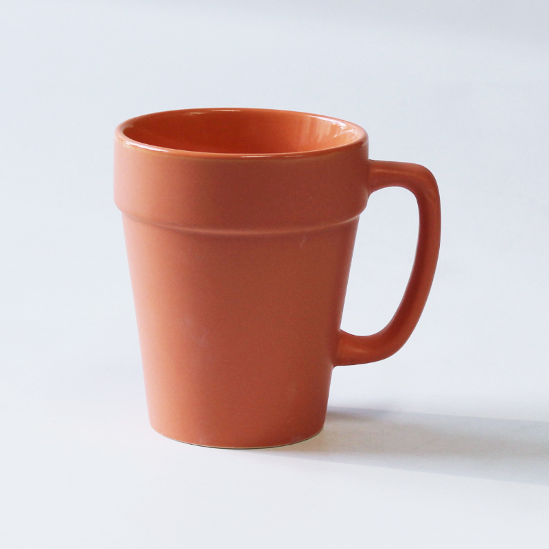 Ceramic coffee mug with solid color