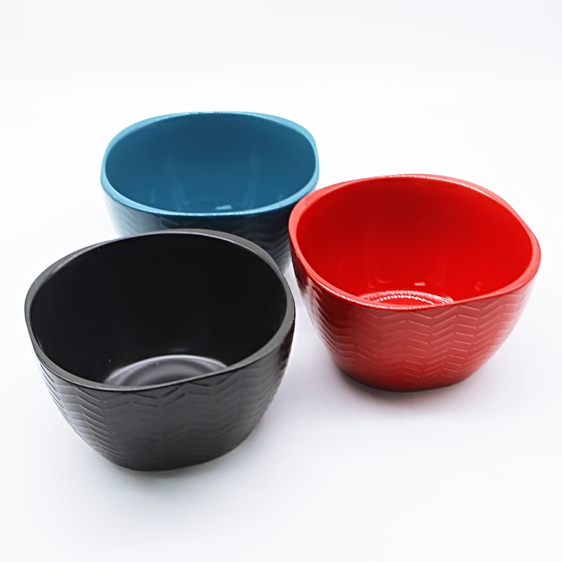 Solid color ceramic salad bowl with embossed design