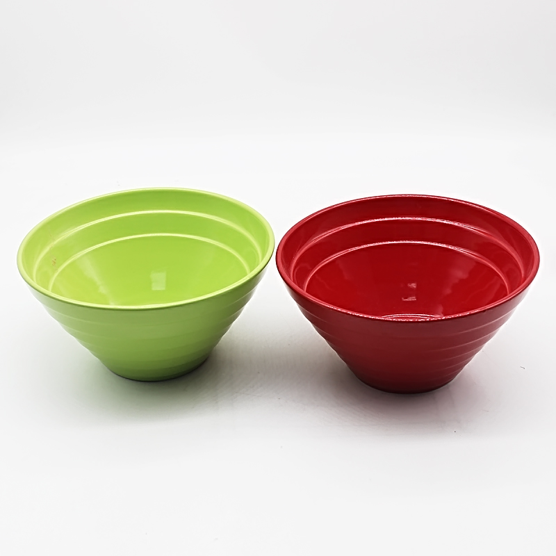 Ceramic noodle bowl with solid color