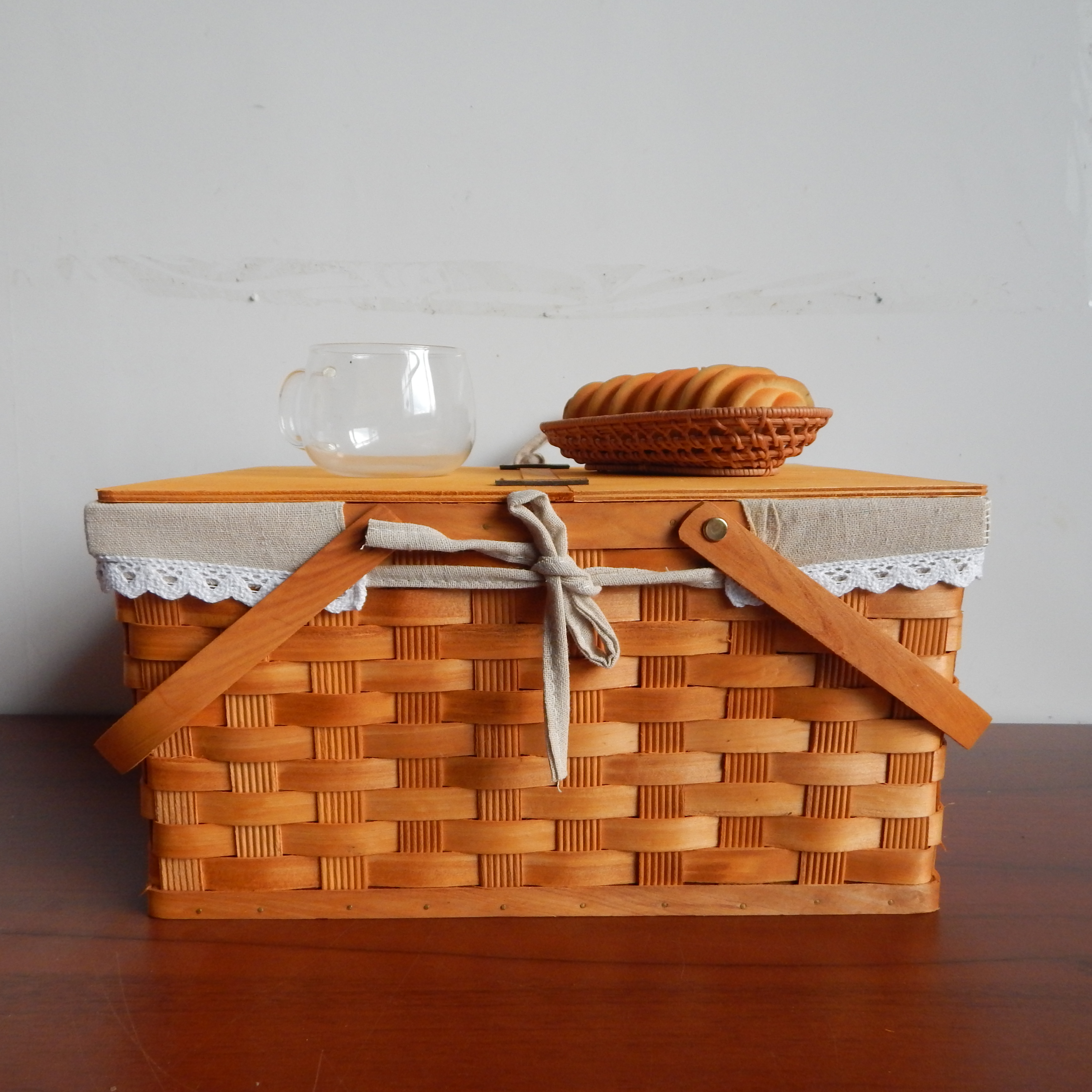 Woodchip picnic basket