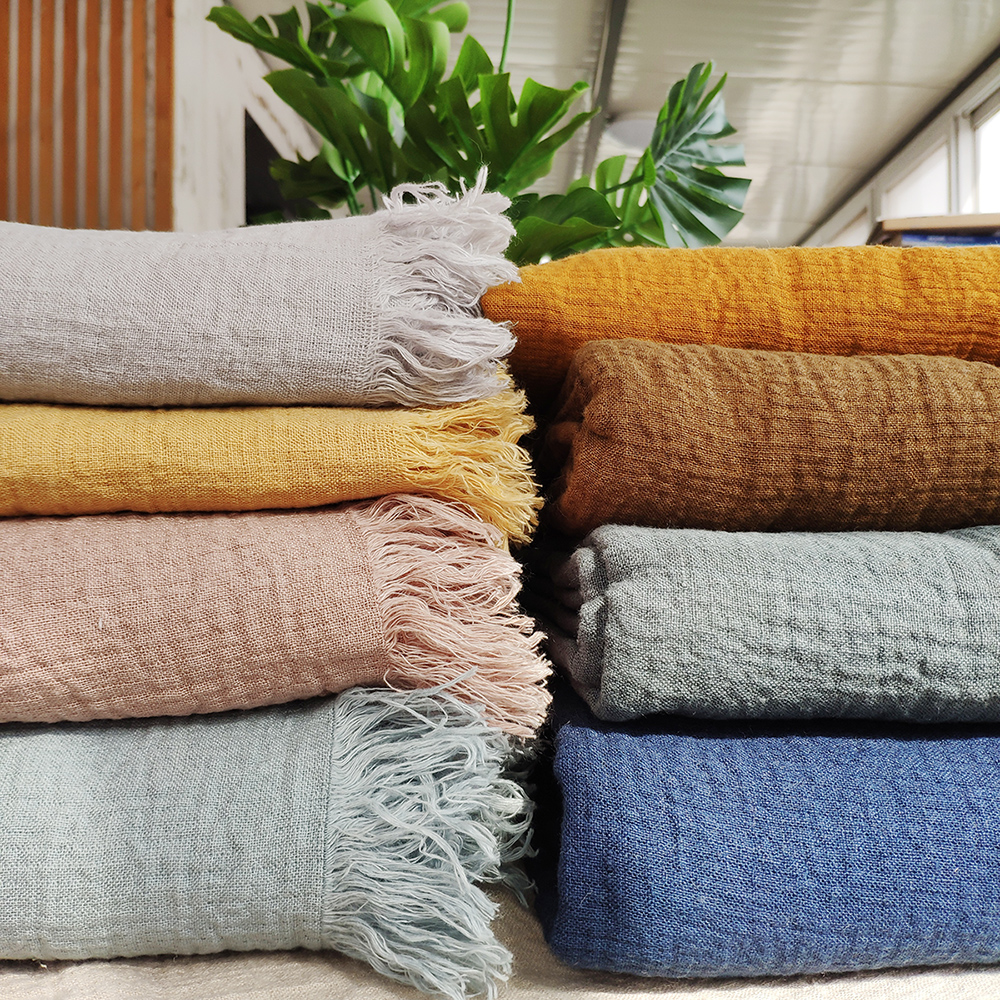 Thick linen blanket with tassels