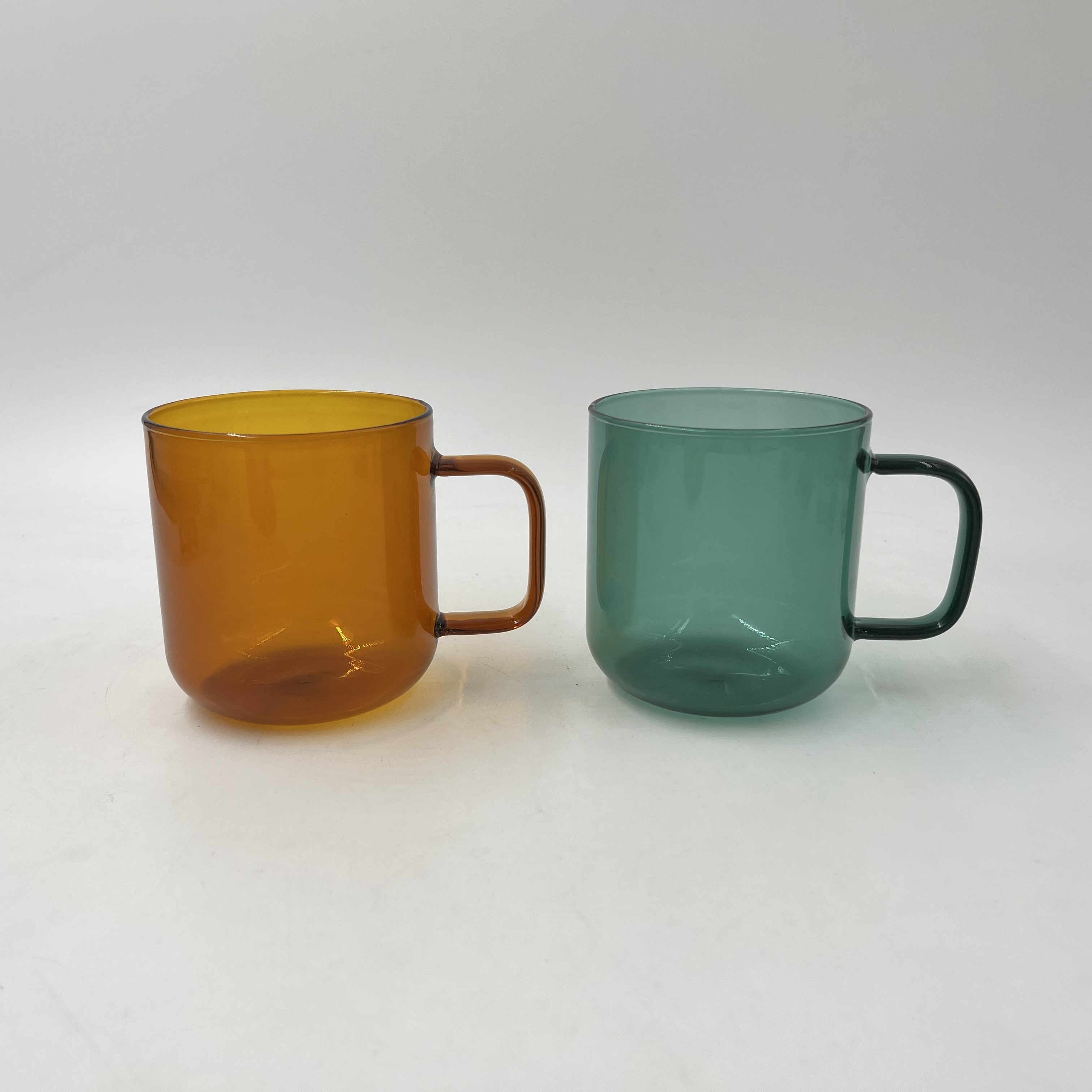 Solid color borosilicate glass cup with handle
