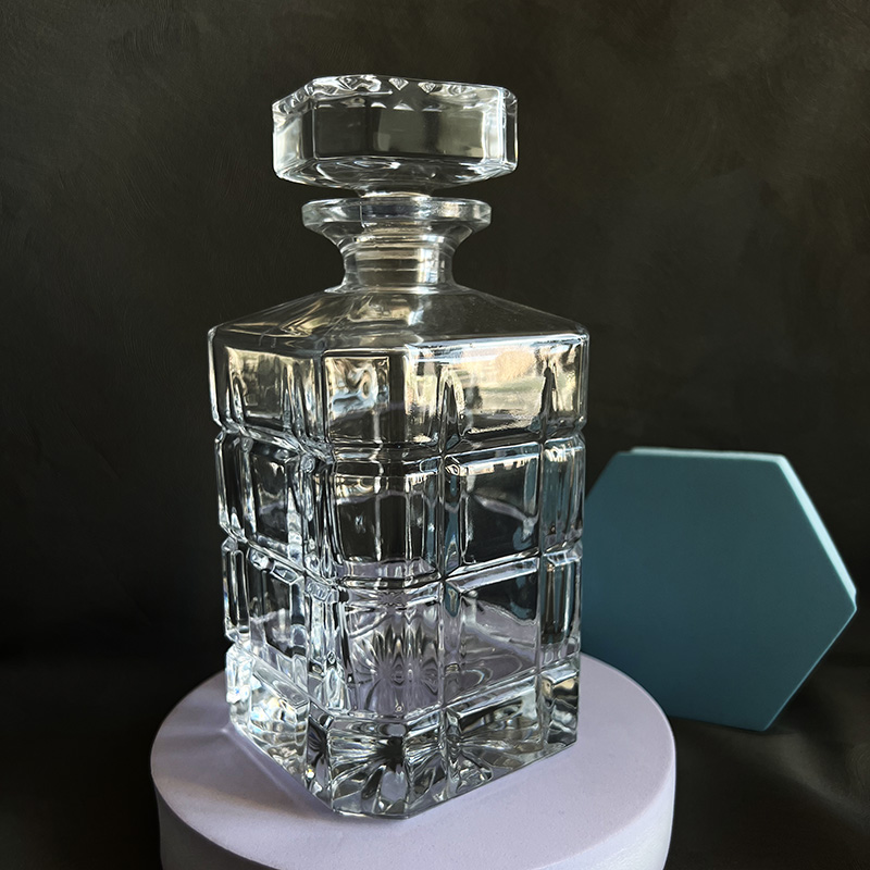 Machine Made High Quality Embossed Pattern Textured Decanter Whiskey Bottle